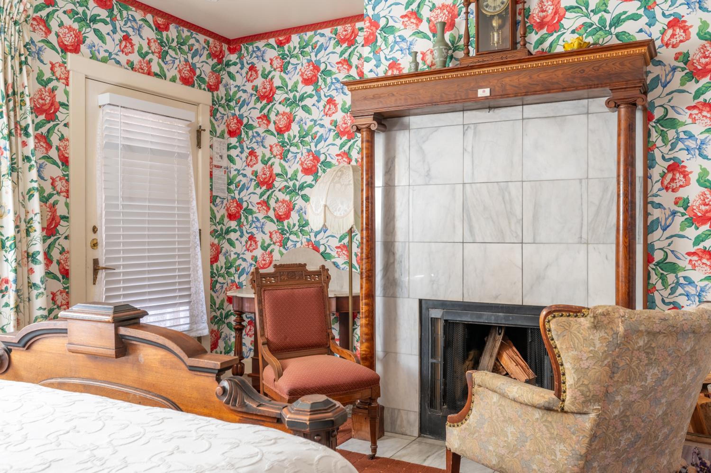 King Room with Fireplace - Photo 3
