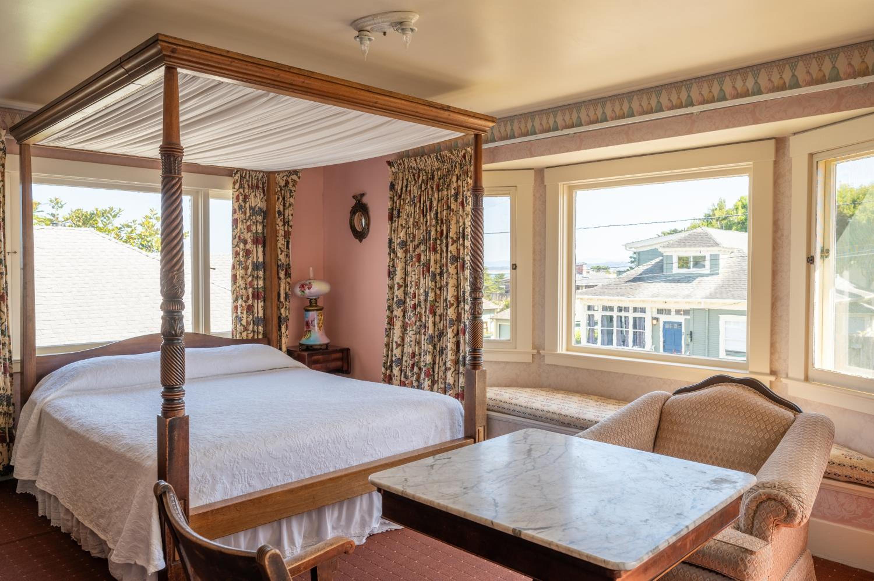 Deluxe King Room with Fireplace - Photo 3