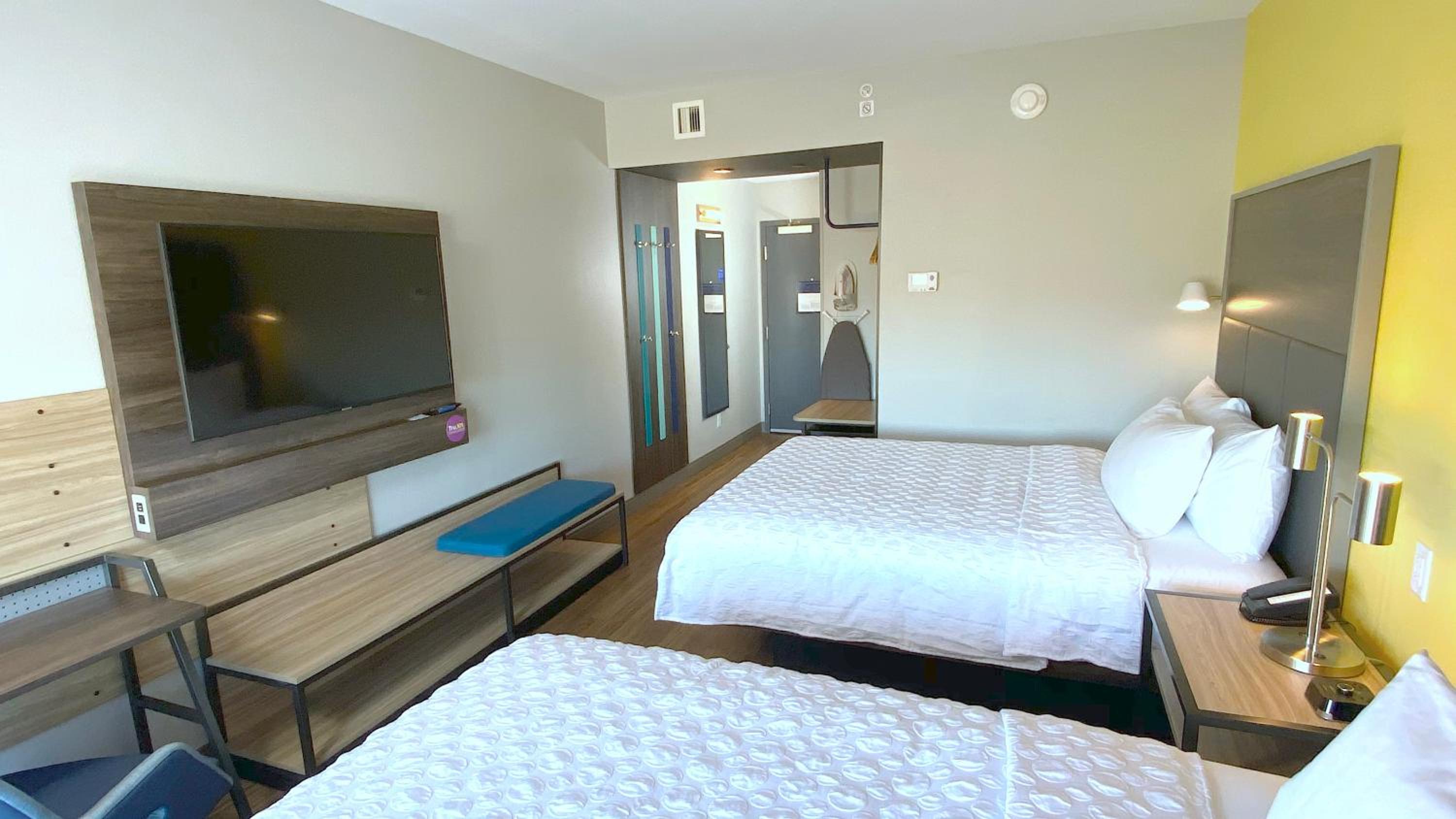 Queen Room with Two Queen Beds - Photo 5
