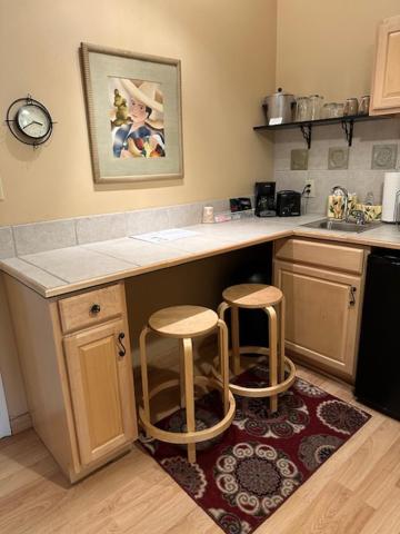 Queen Suite - Photo 2