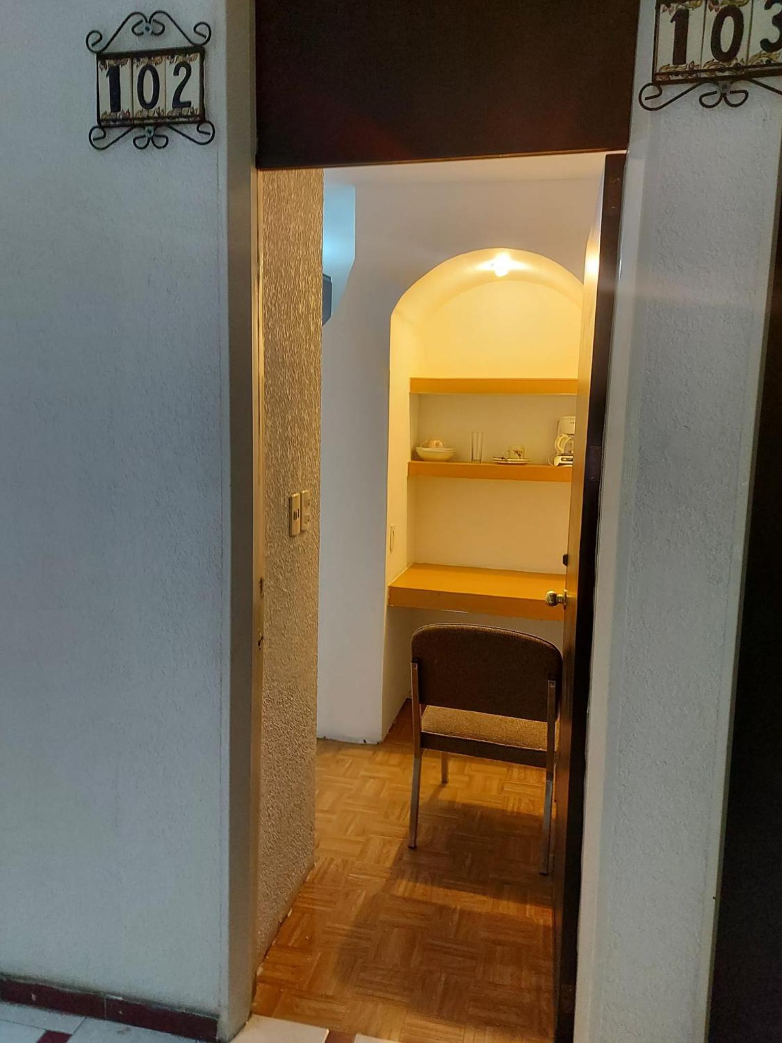 One-Bedroom Apartment photo 1