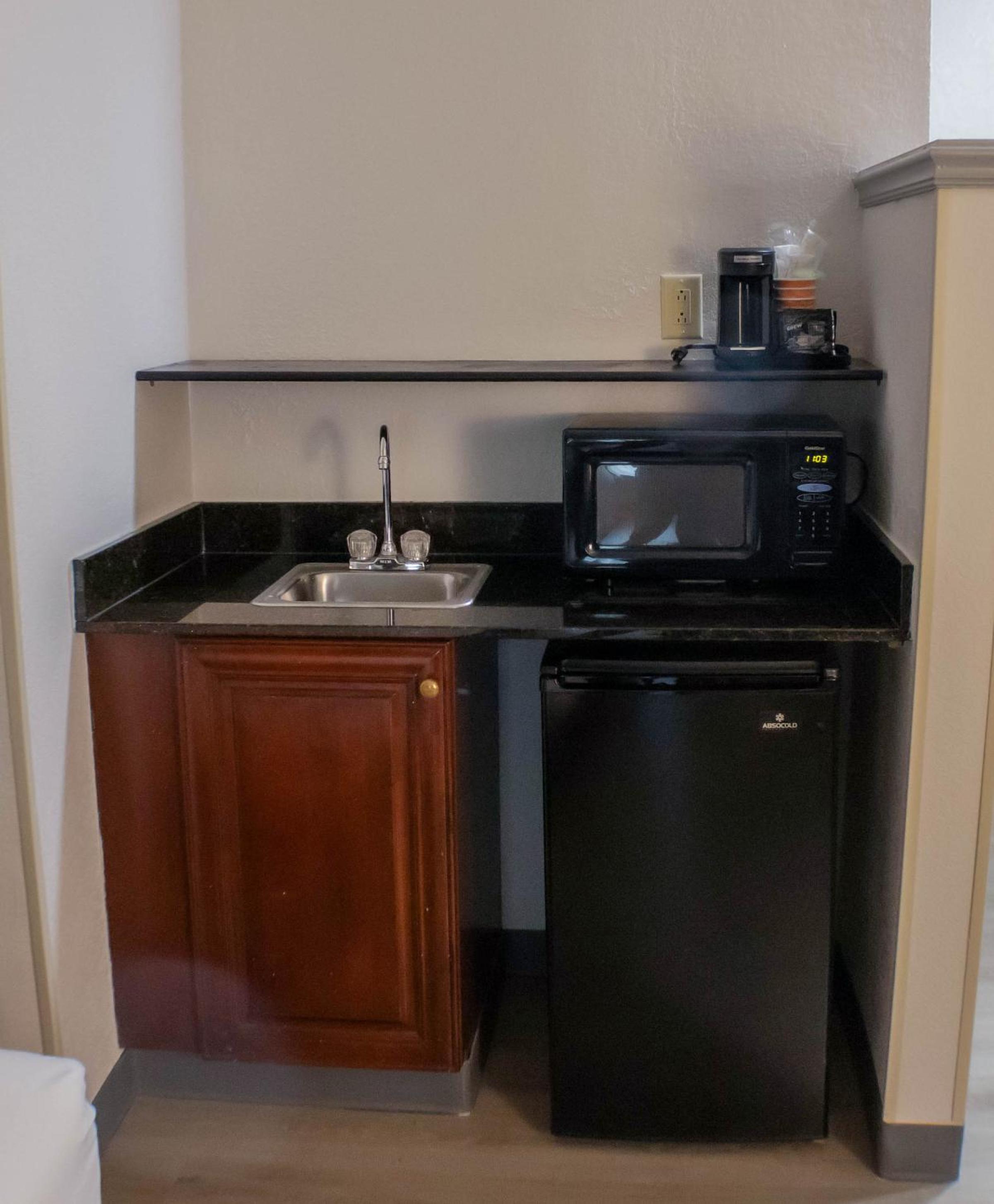 Standard King Suite - Non-Smoking - Photo 4