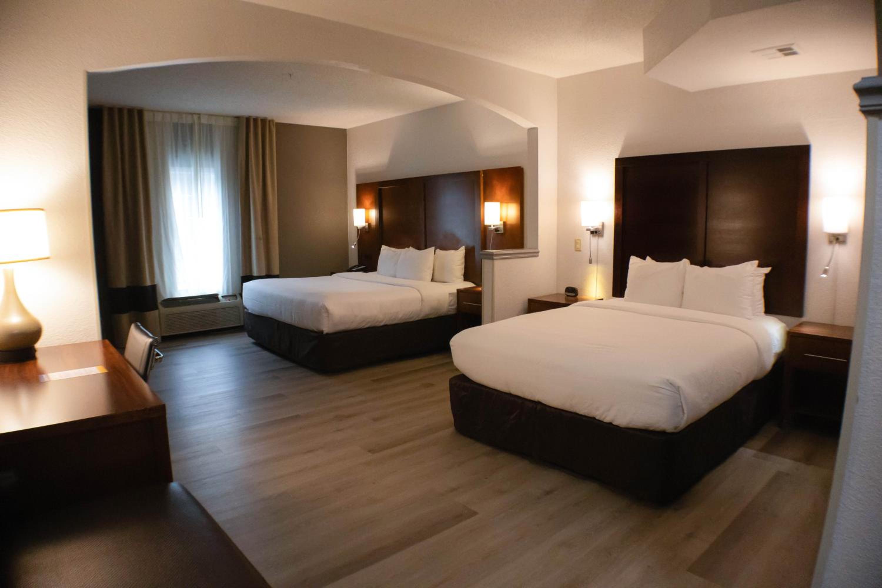 Suite with King Bed and Queen Bed - Non-Smoking - Photo 2