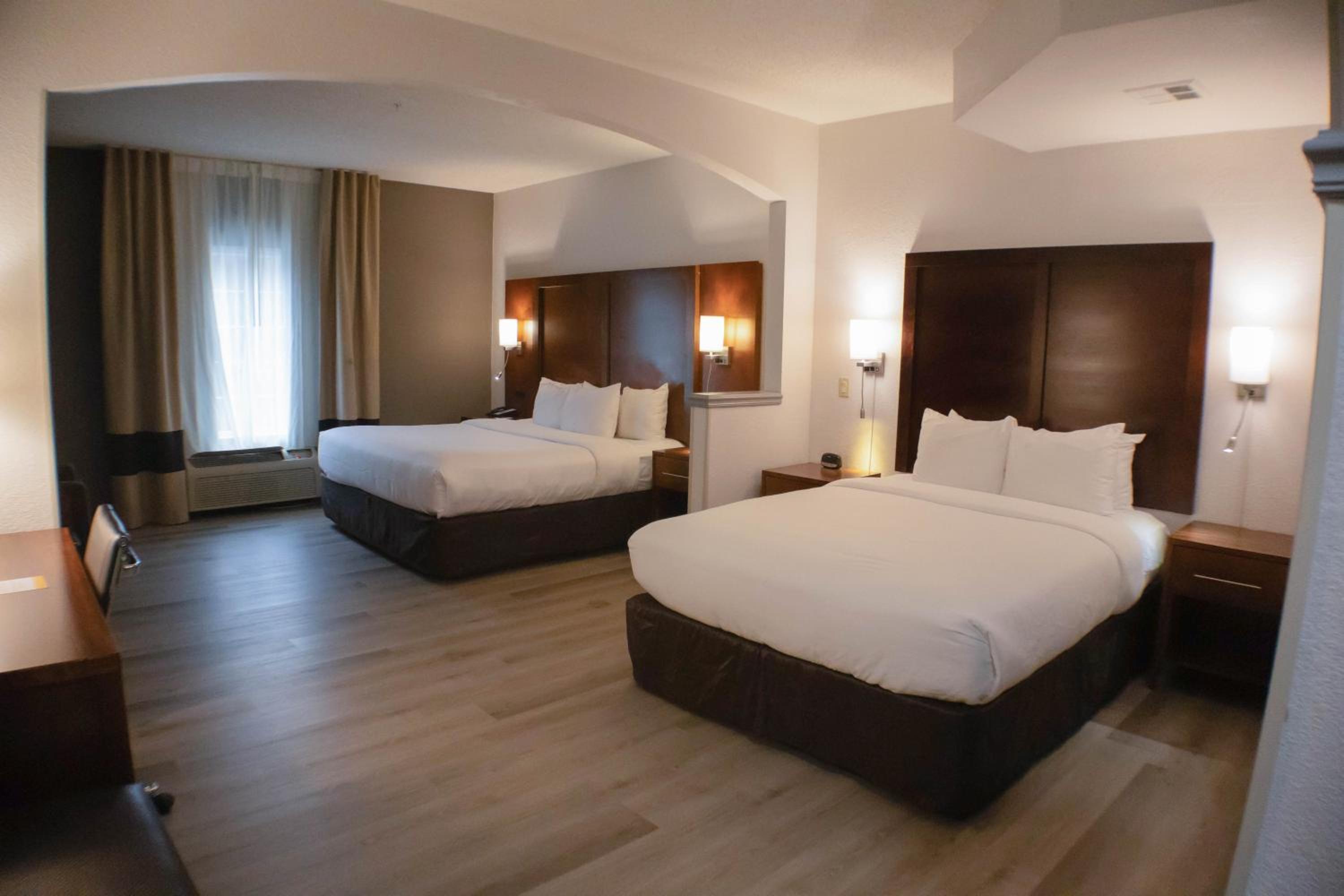 Suite with King Bed and Queen Bed - Non-Smoking - Photo 9