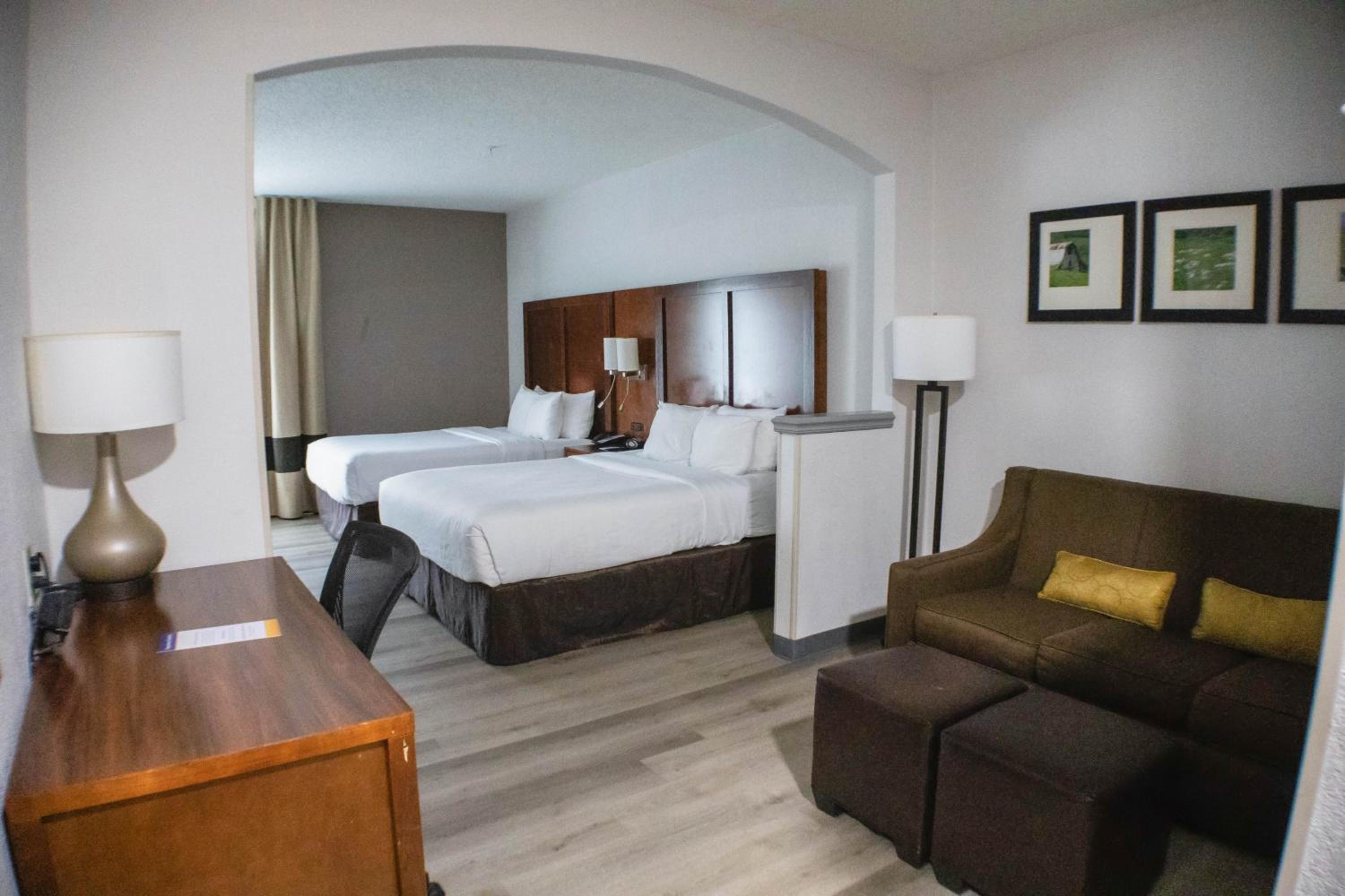 Queen Suite with 2 Queen Beds - Non-Smoking - Photo 13