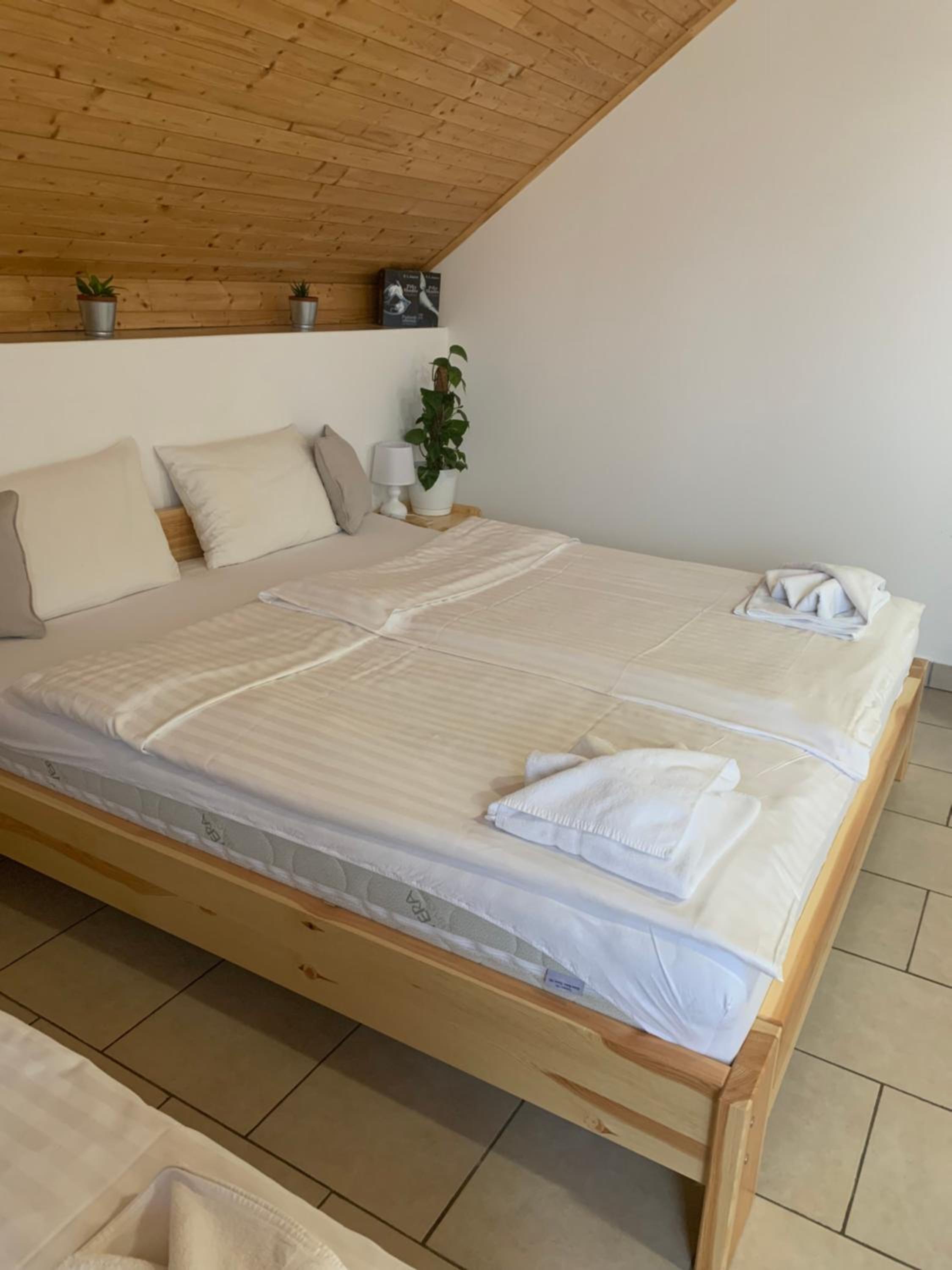 Quadruple Room with Balcony - Photo 4