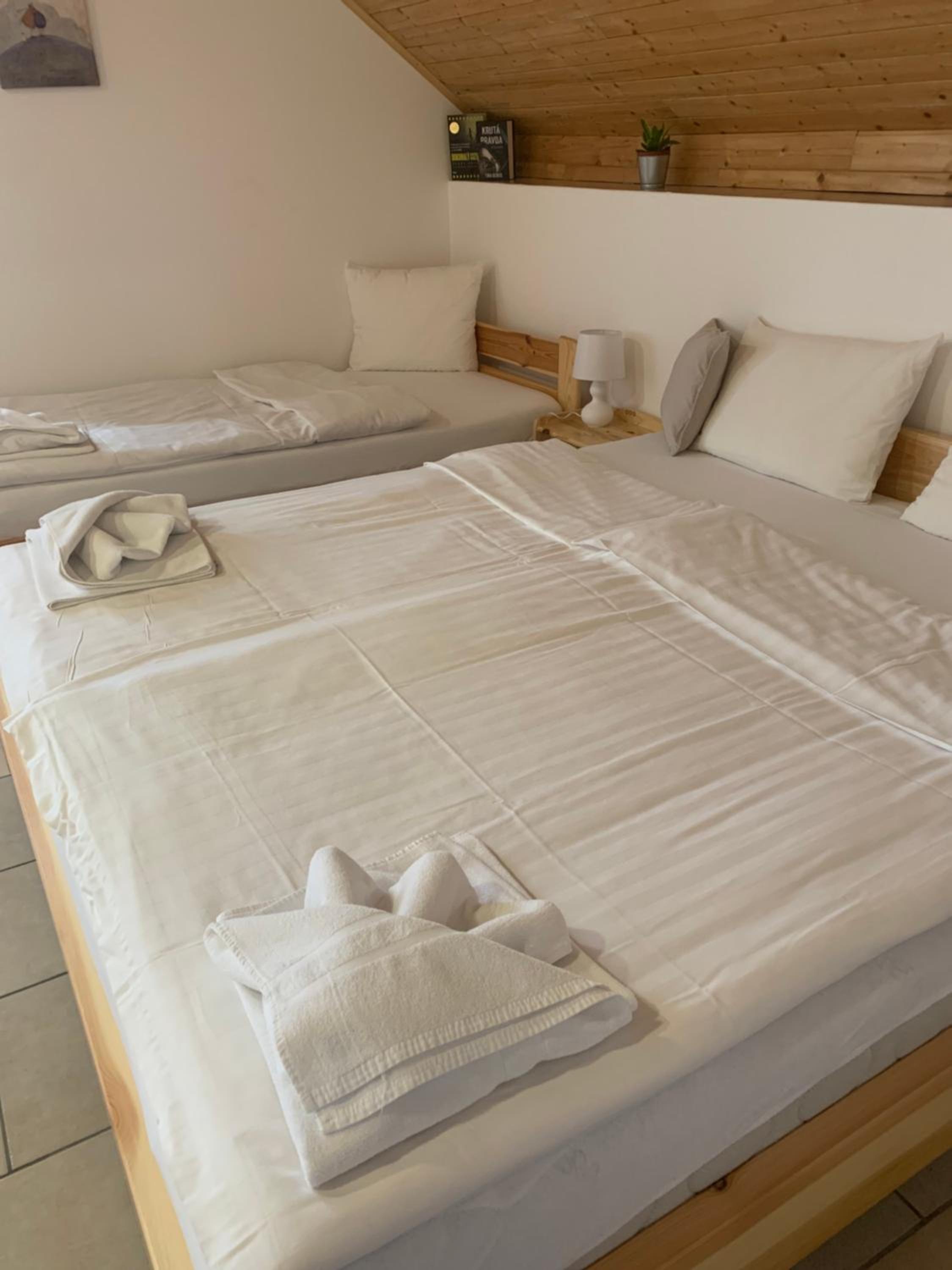 Quadruple Room with Balcony - Photo 10
