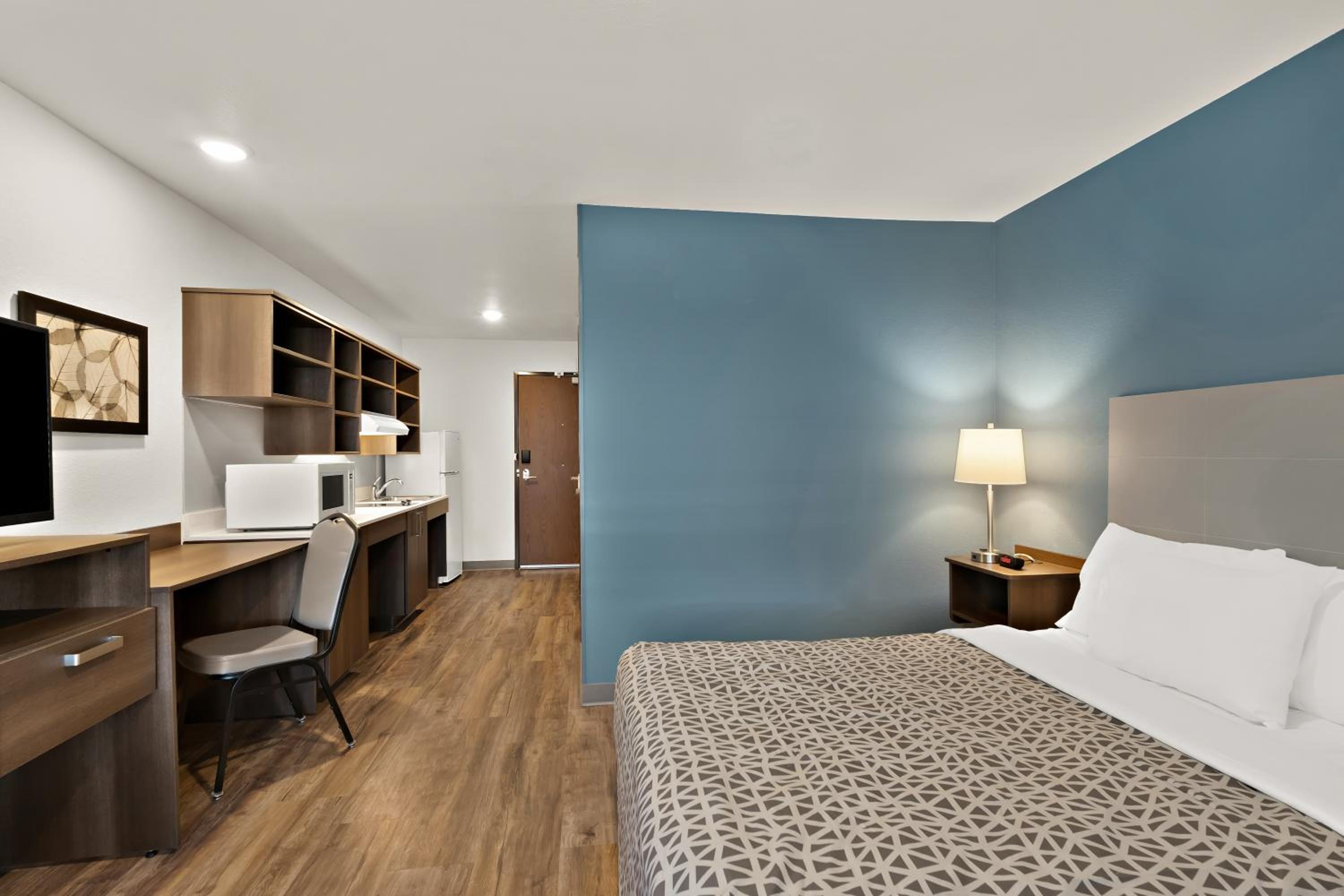 Queen Suite with Roll-In Shower - Disability Access/Non Smoking - Photo 1