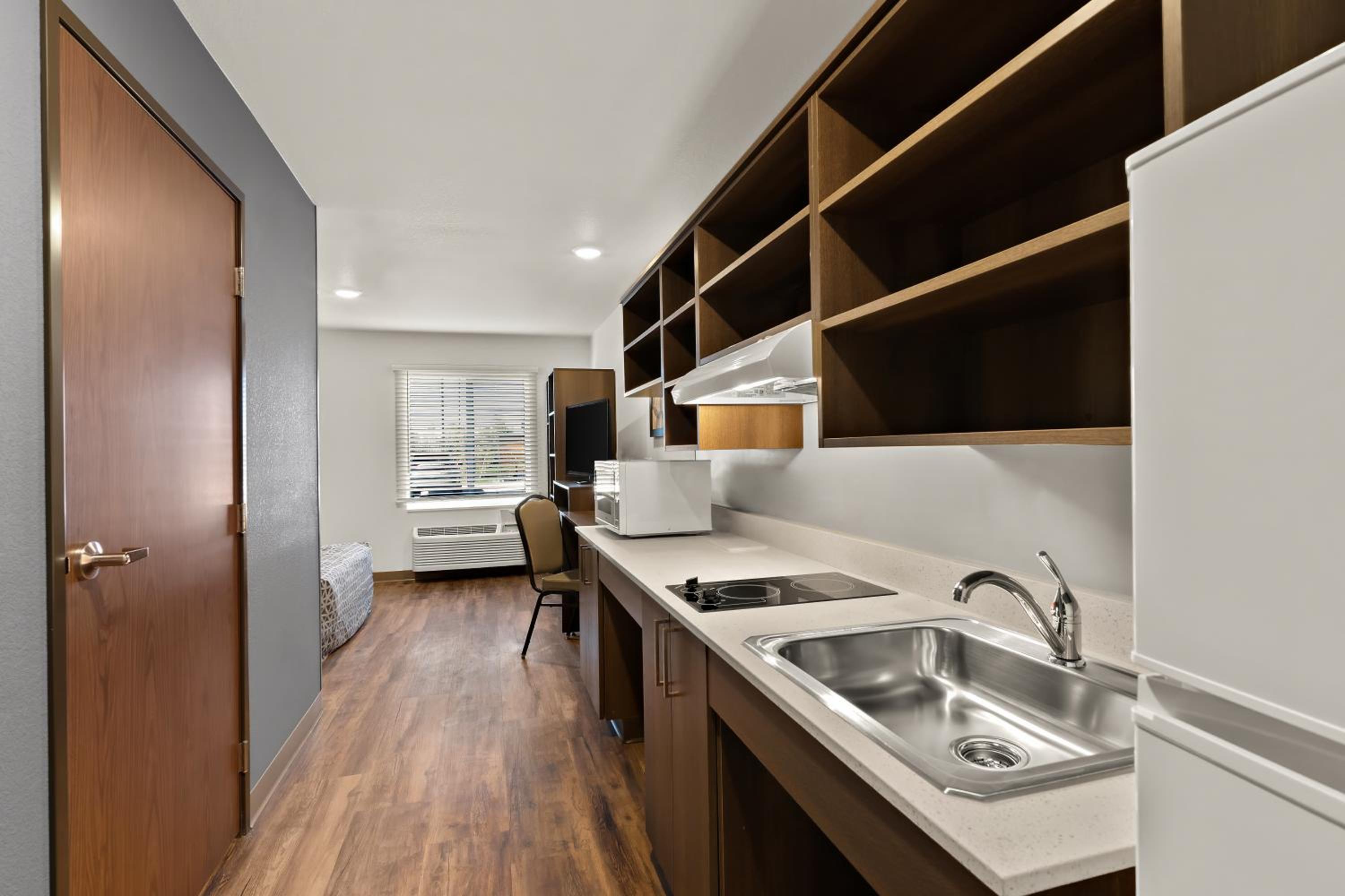 Queen Suite with Roll-In Shower - Disability Access/Non Smoking - Photo 4