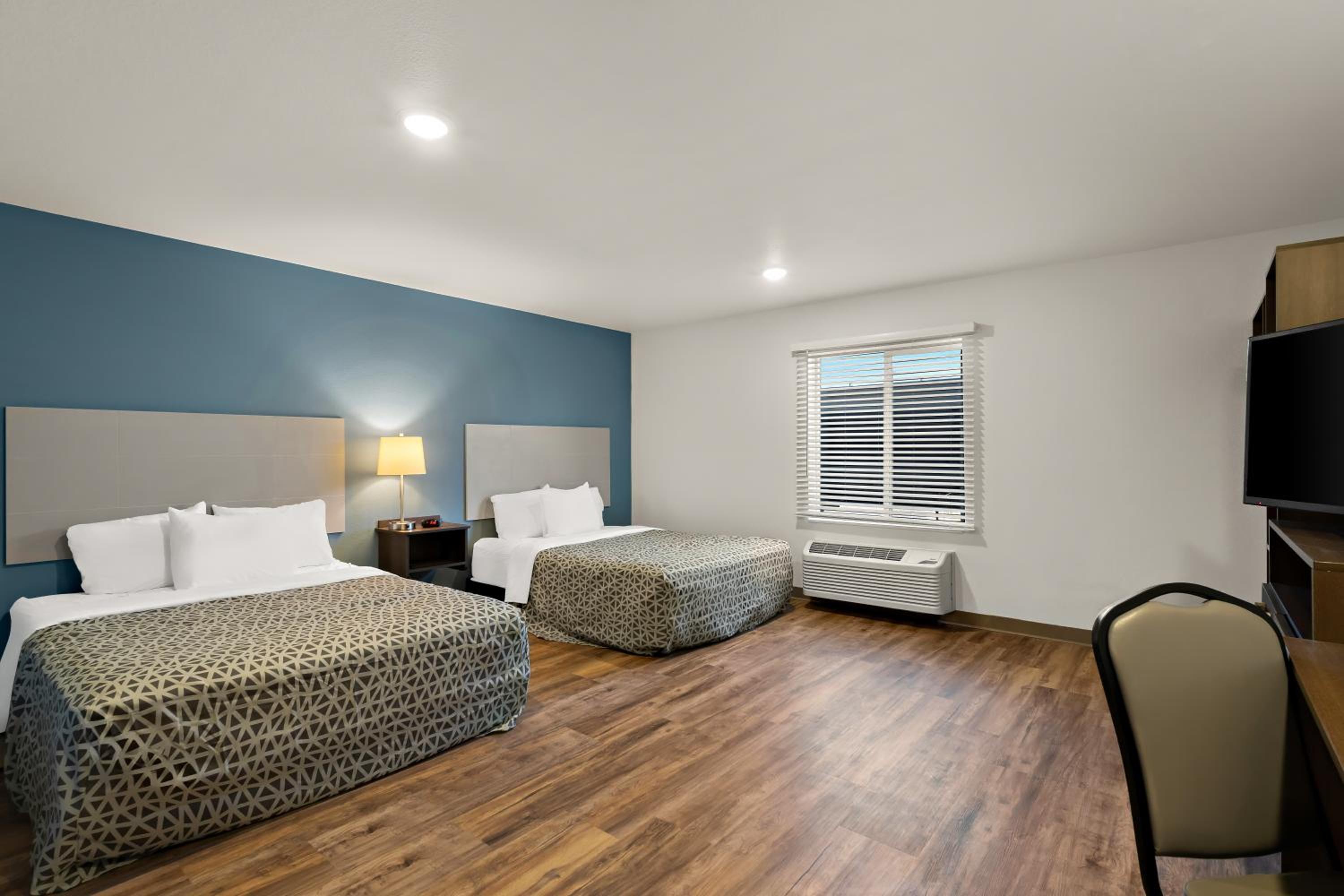 Queen Suite with Two Queen Beds and Tub - Disability Access/Non Smoking - Photo 1