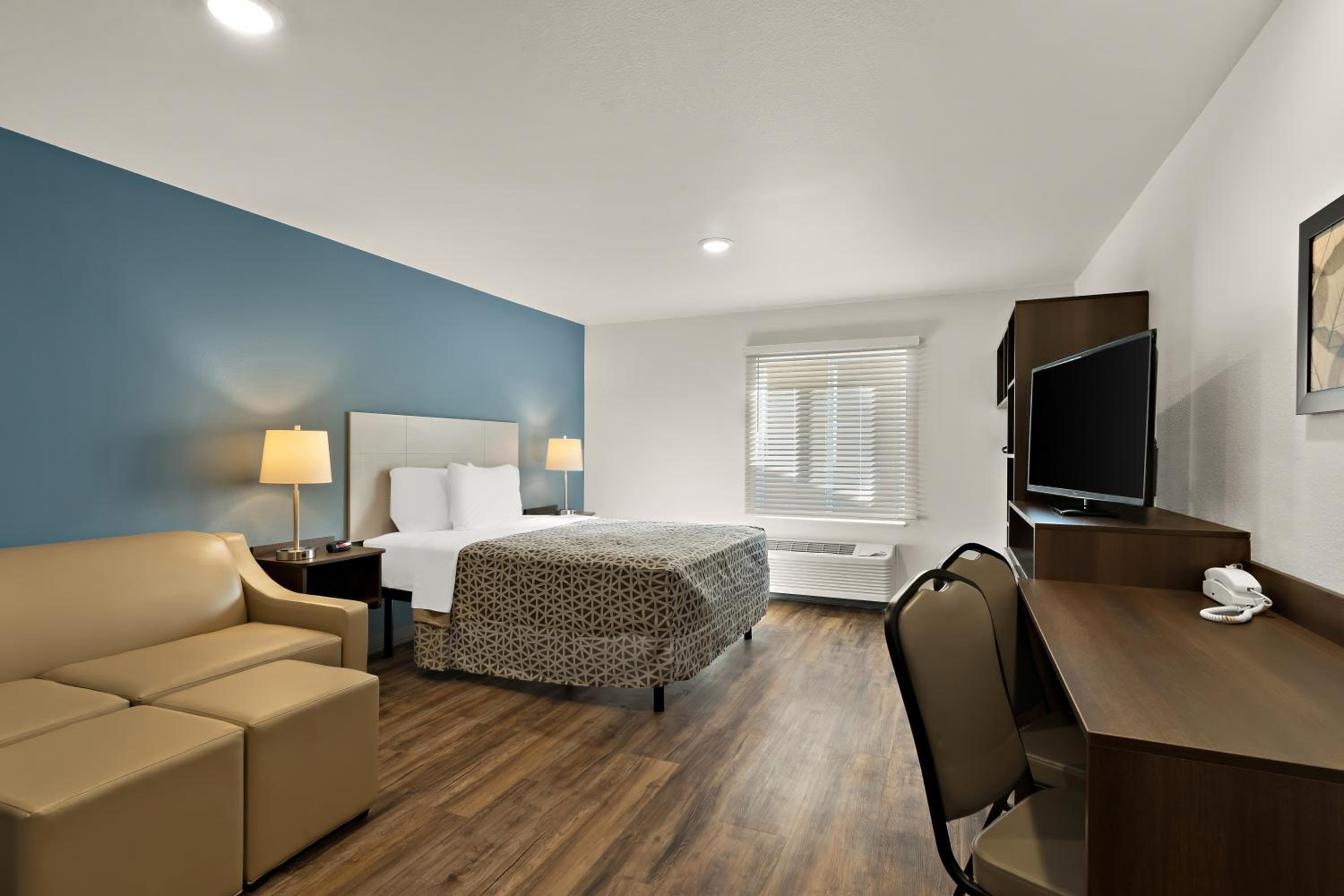 Queen Suite with Sofa - Non Smoking - Photo 1