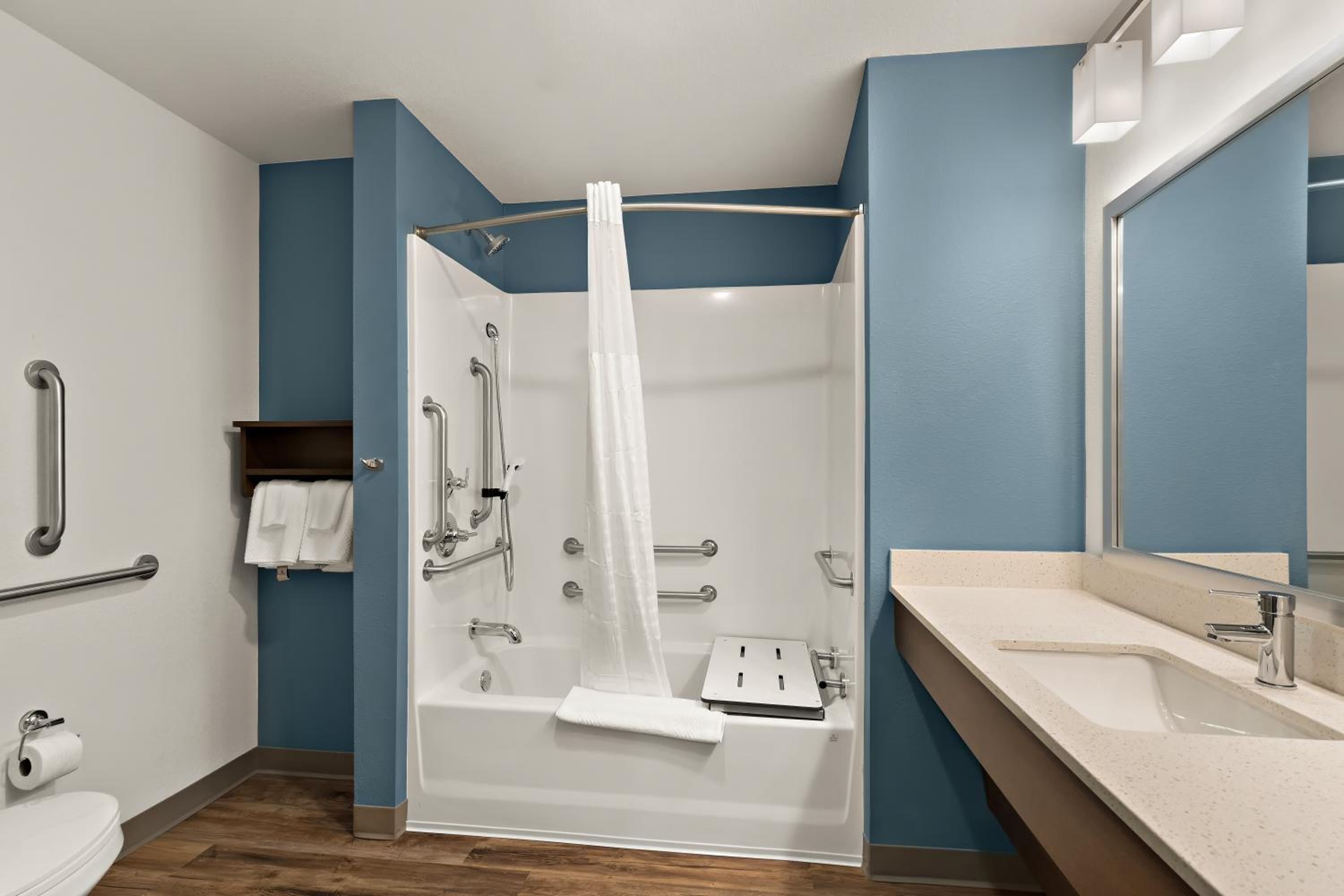 Queen Suite with Two Queen Beds and Tub - Disability Access/Non Smoking - Photo 2