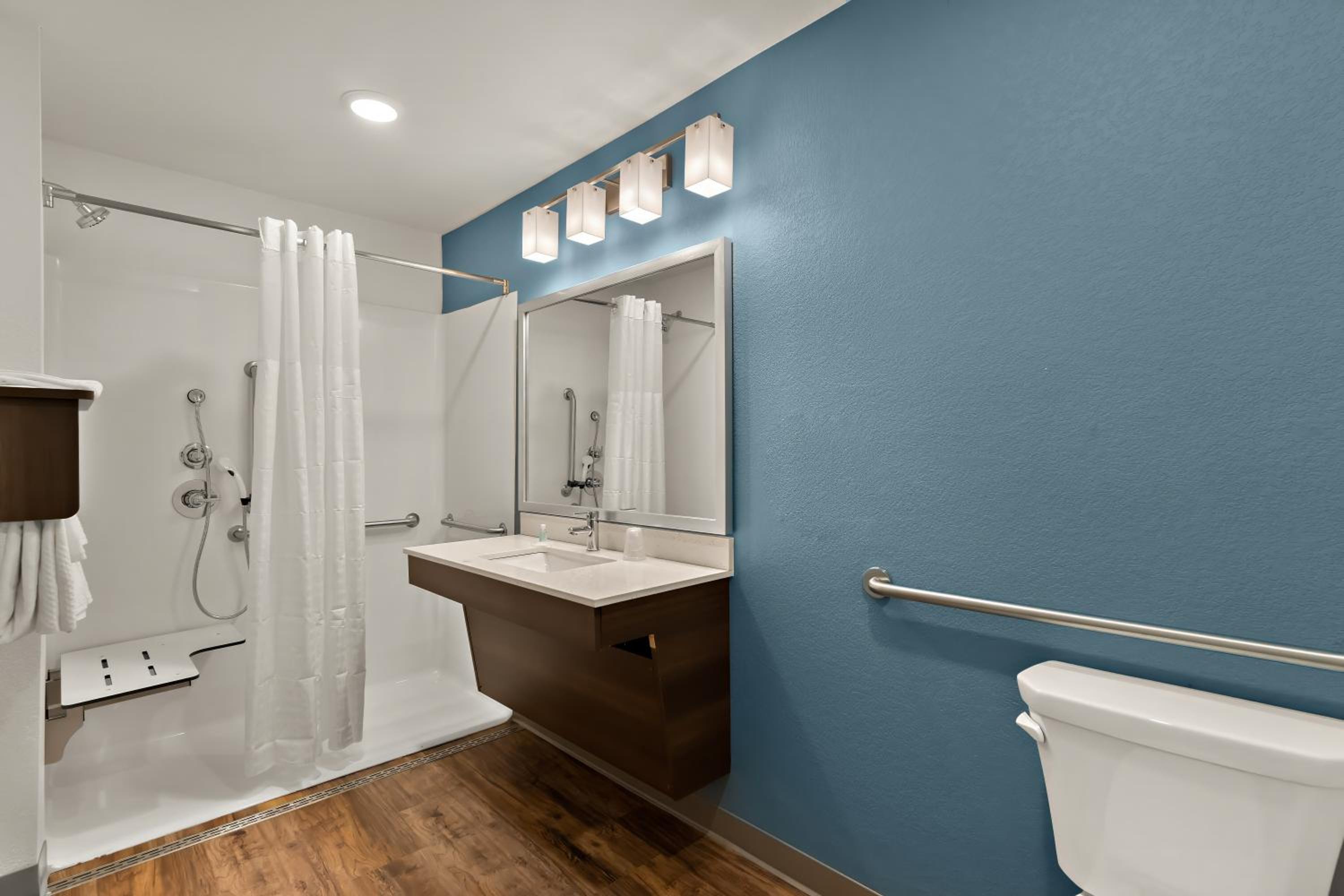 Queen Suite with Roll-In Shower - Disability Access/Non Smoking - Photo 5