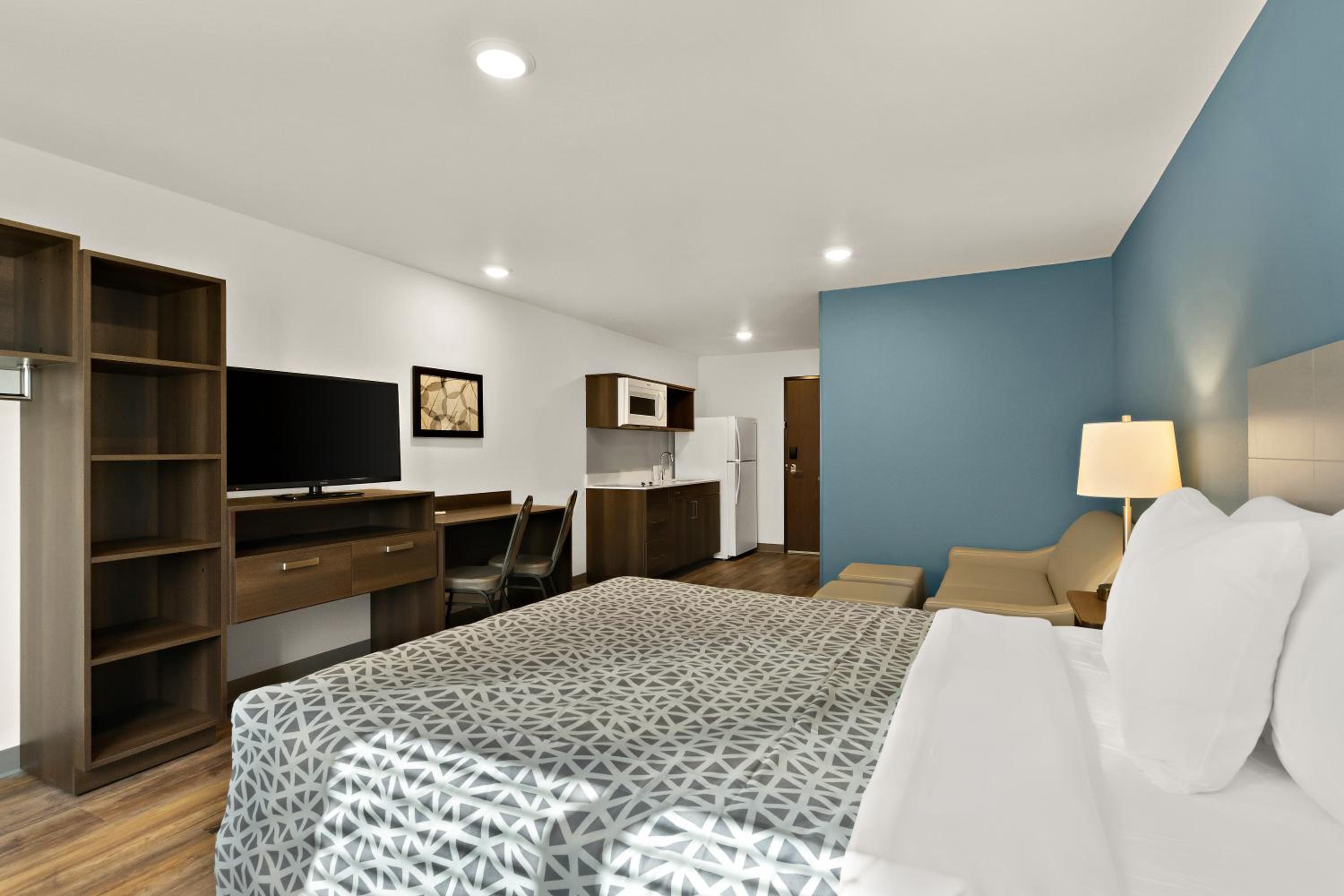 Queen Suite with Sofa - Non Smoking - Photo 2
