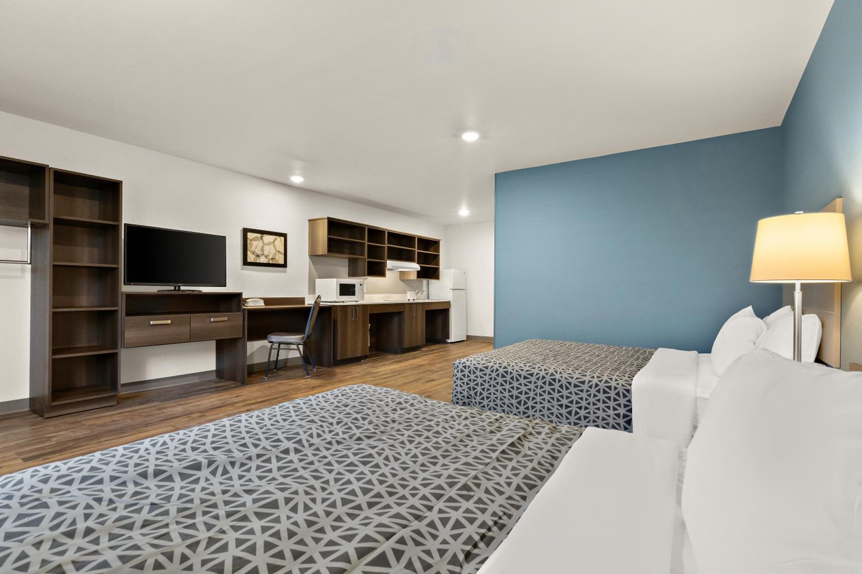 Queen Suite with Two Queen Beds and Tub - Disability Access/Non Smoking - Photo 5