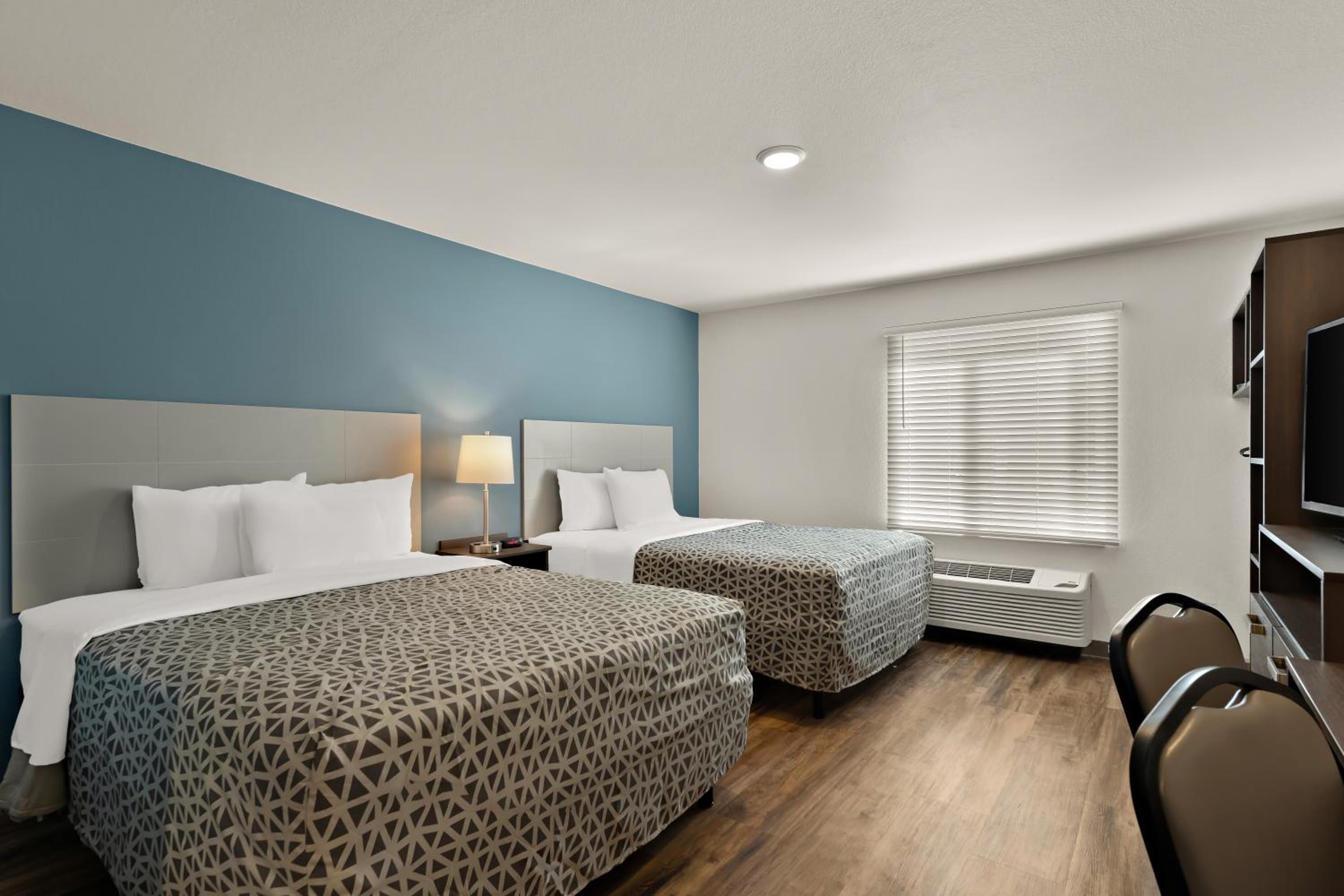 Queen Suite with Two Queen Beds and Tub - Disability Access/Non Smoking - Photo 3