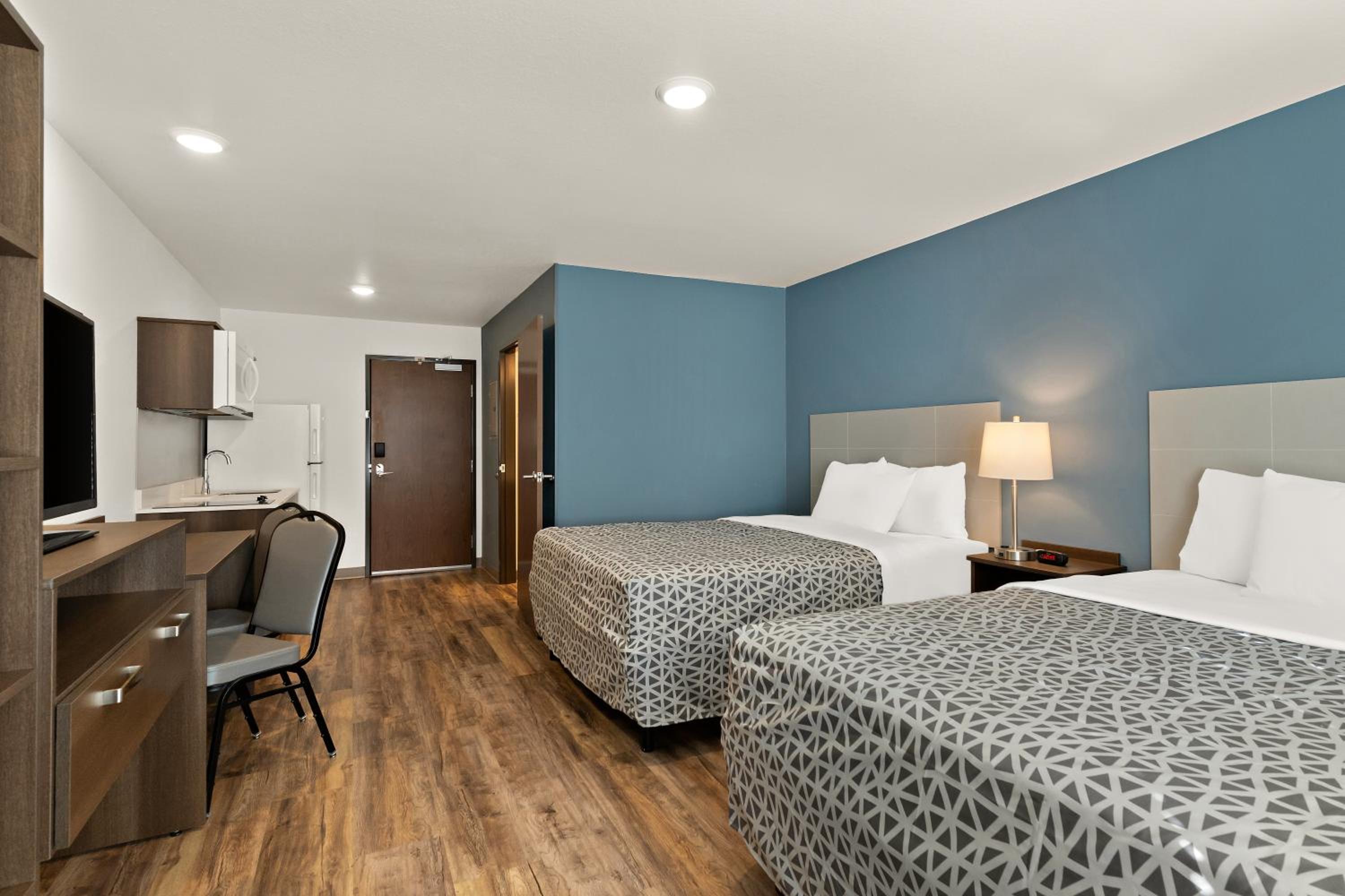 Queen Suite with Two Queen Beds - Non Smoking - Photo 3