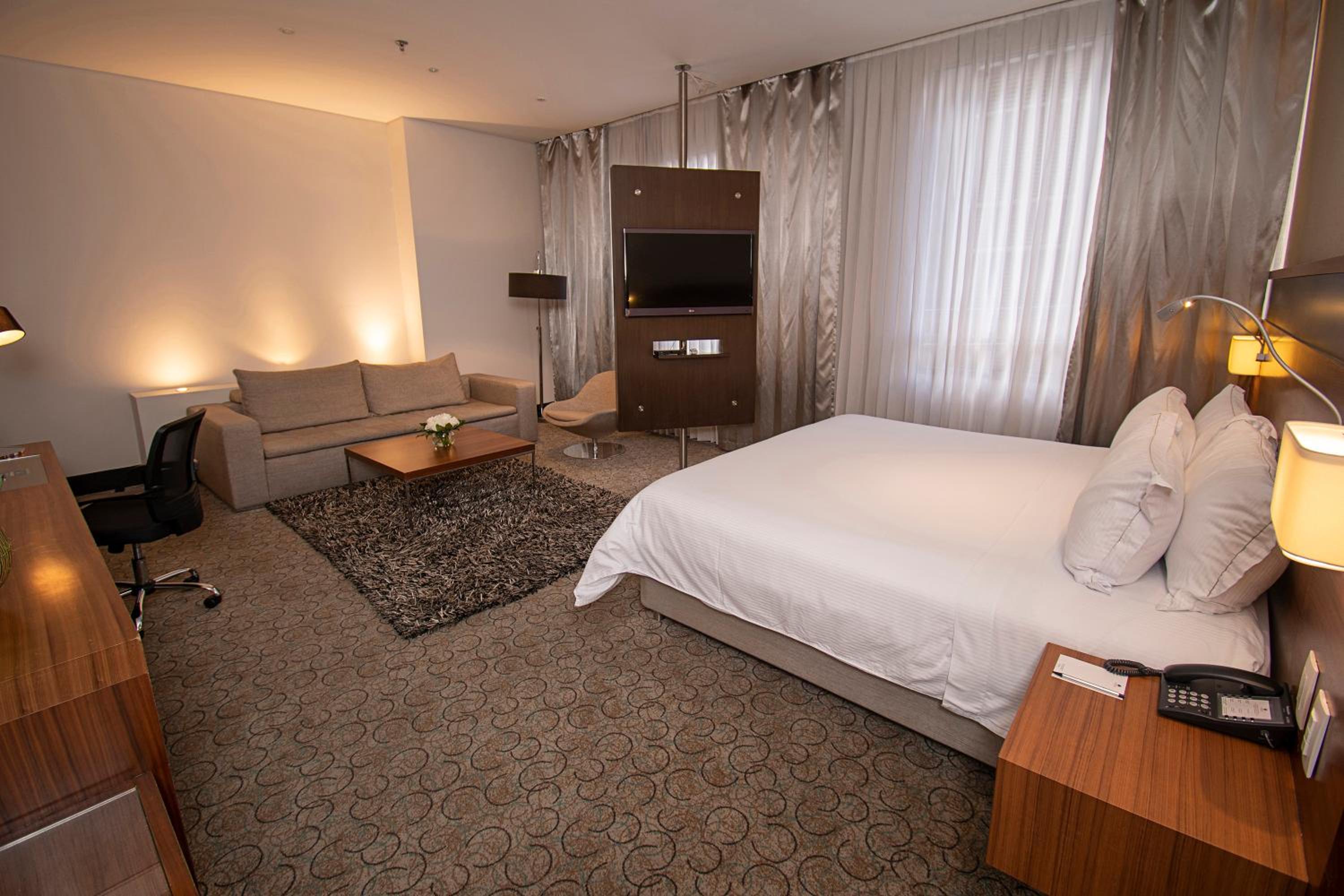 Deluxe Junior Suite King Room - Photo 4