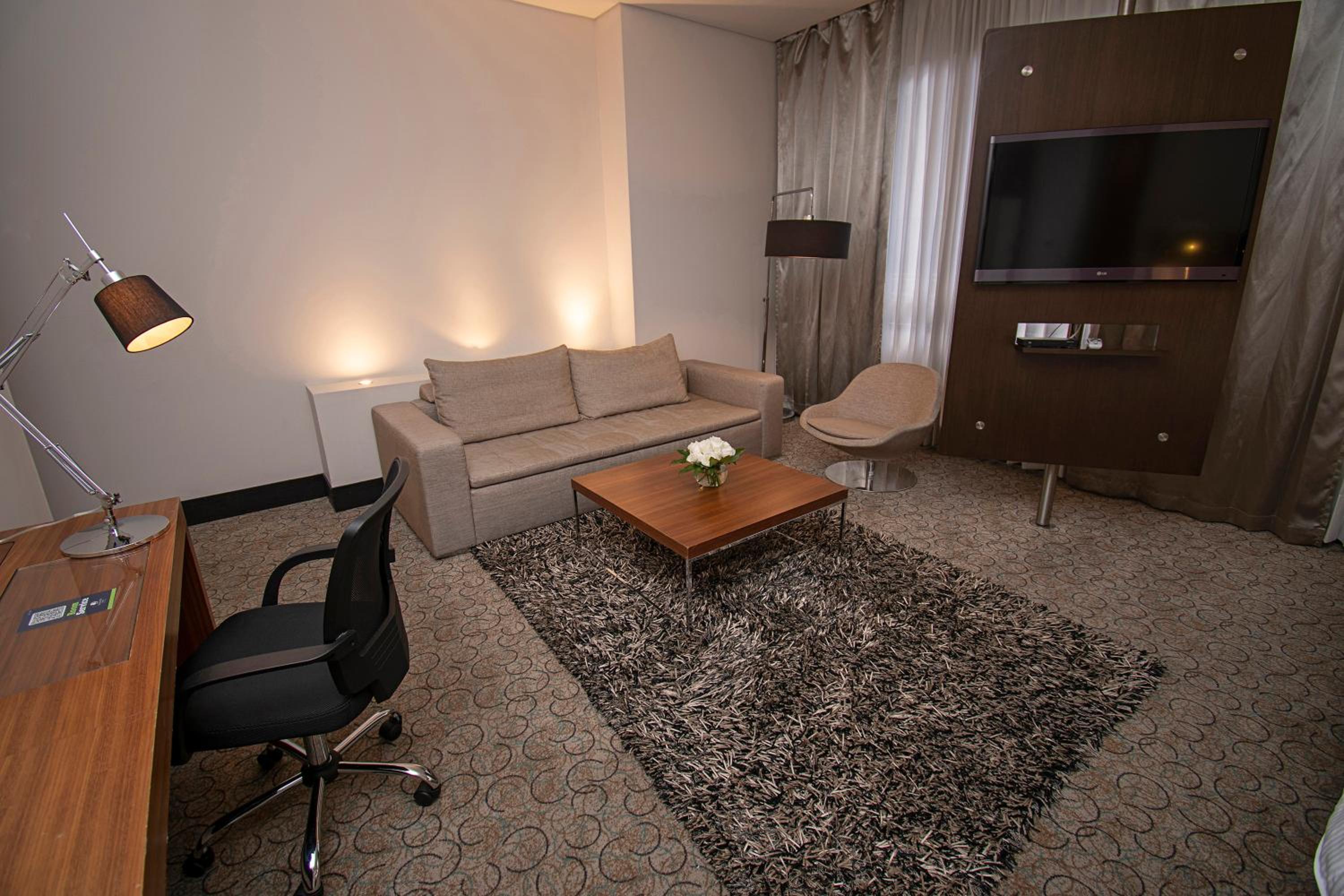 Deluxe Junior Suite King Room - Photo 2
