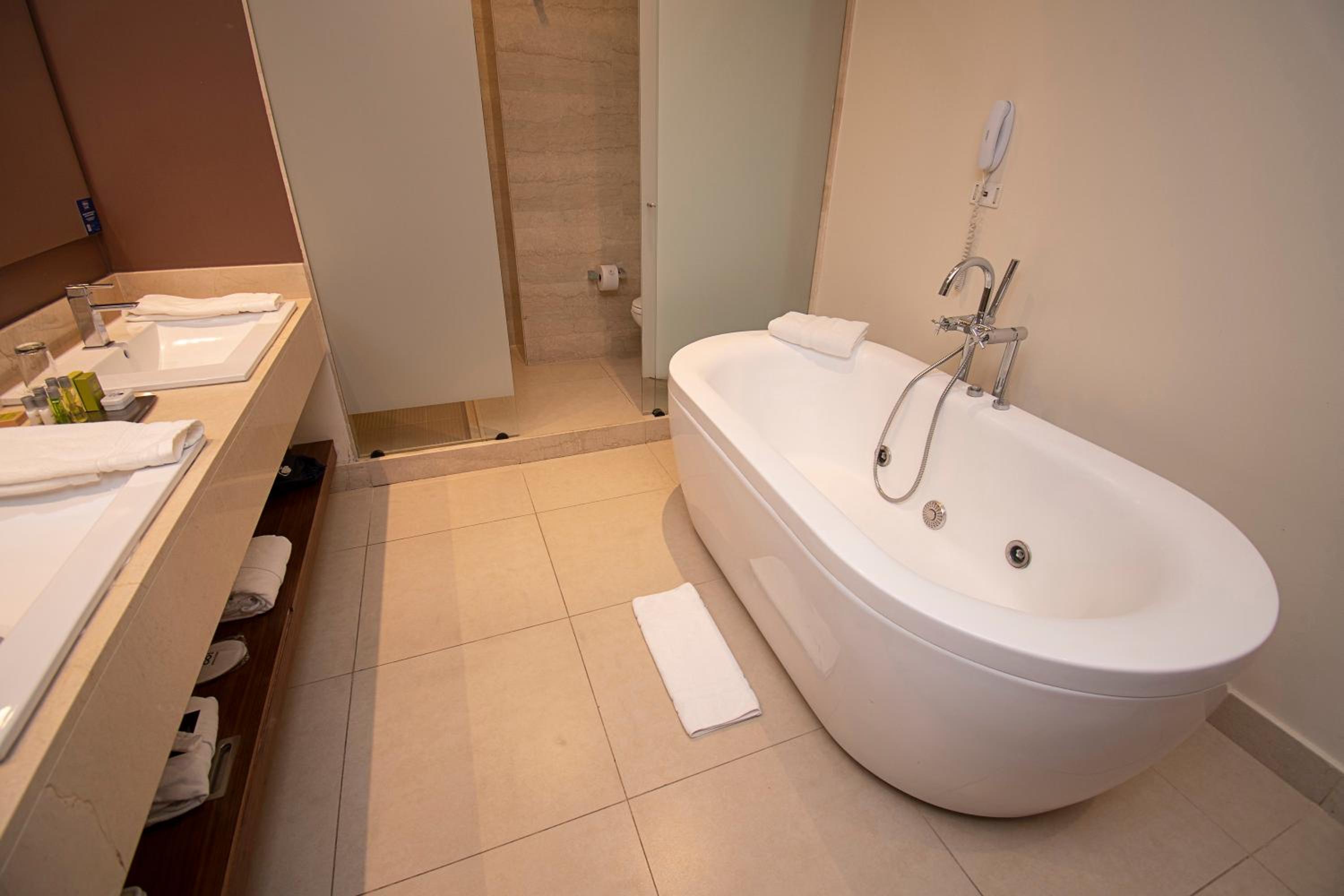 Deluxe Junior Suite King Room - Photo 3