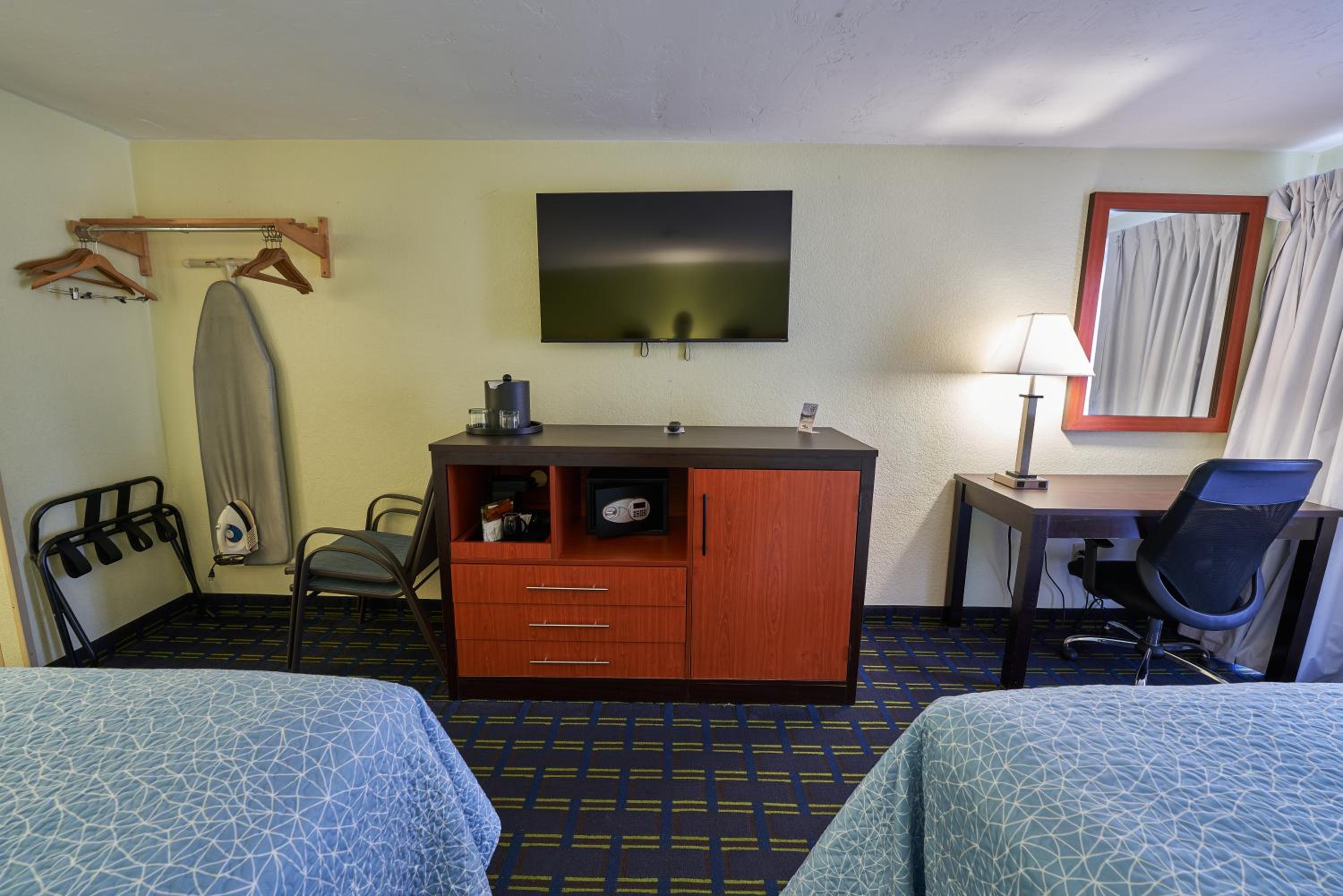 Queen Room with Two Queen Beds Smoke Free - Photo 2