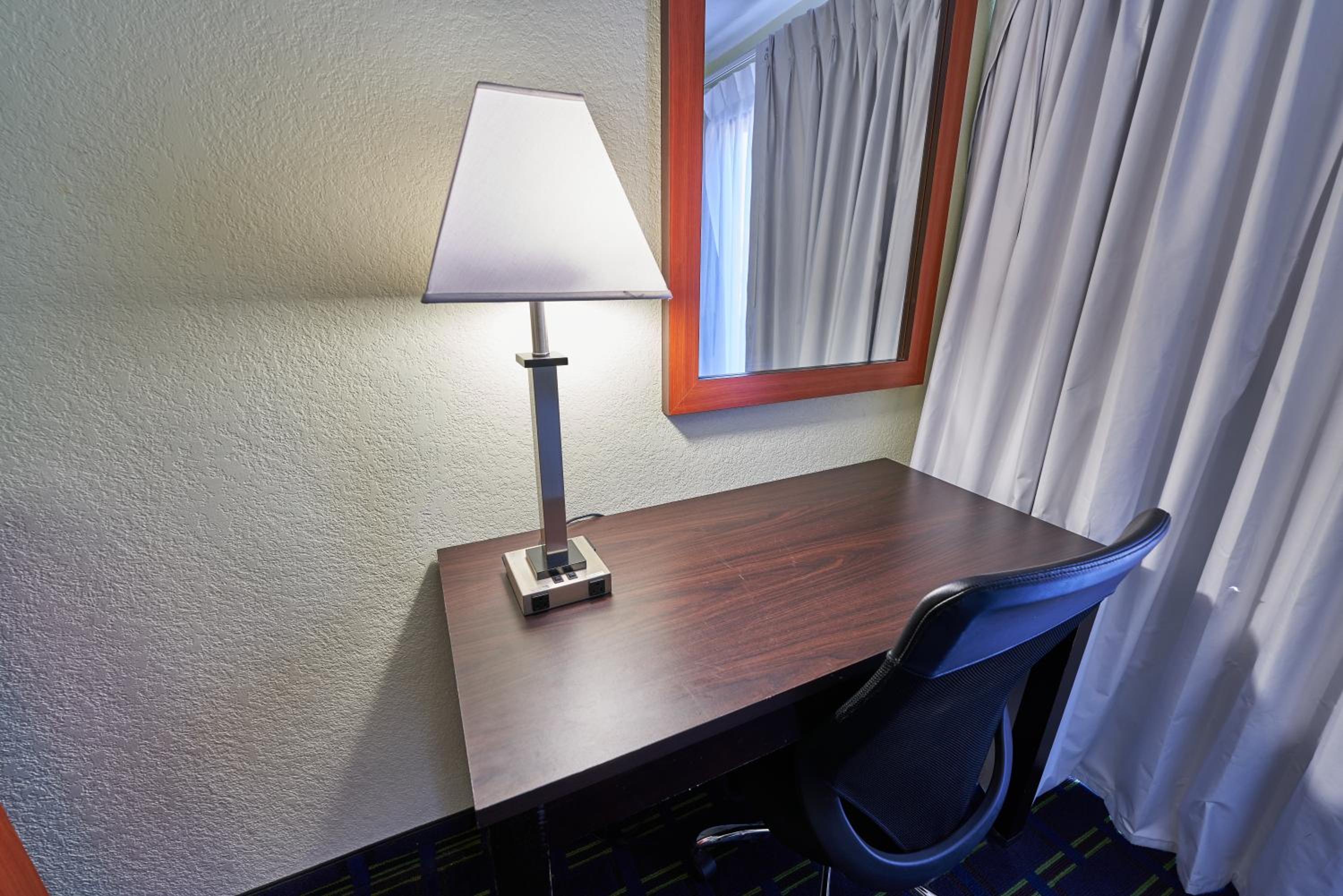 Queen Room with Two Queen Beds Smoke Free - Photo 4