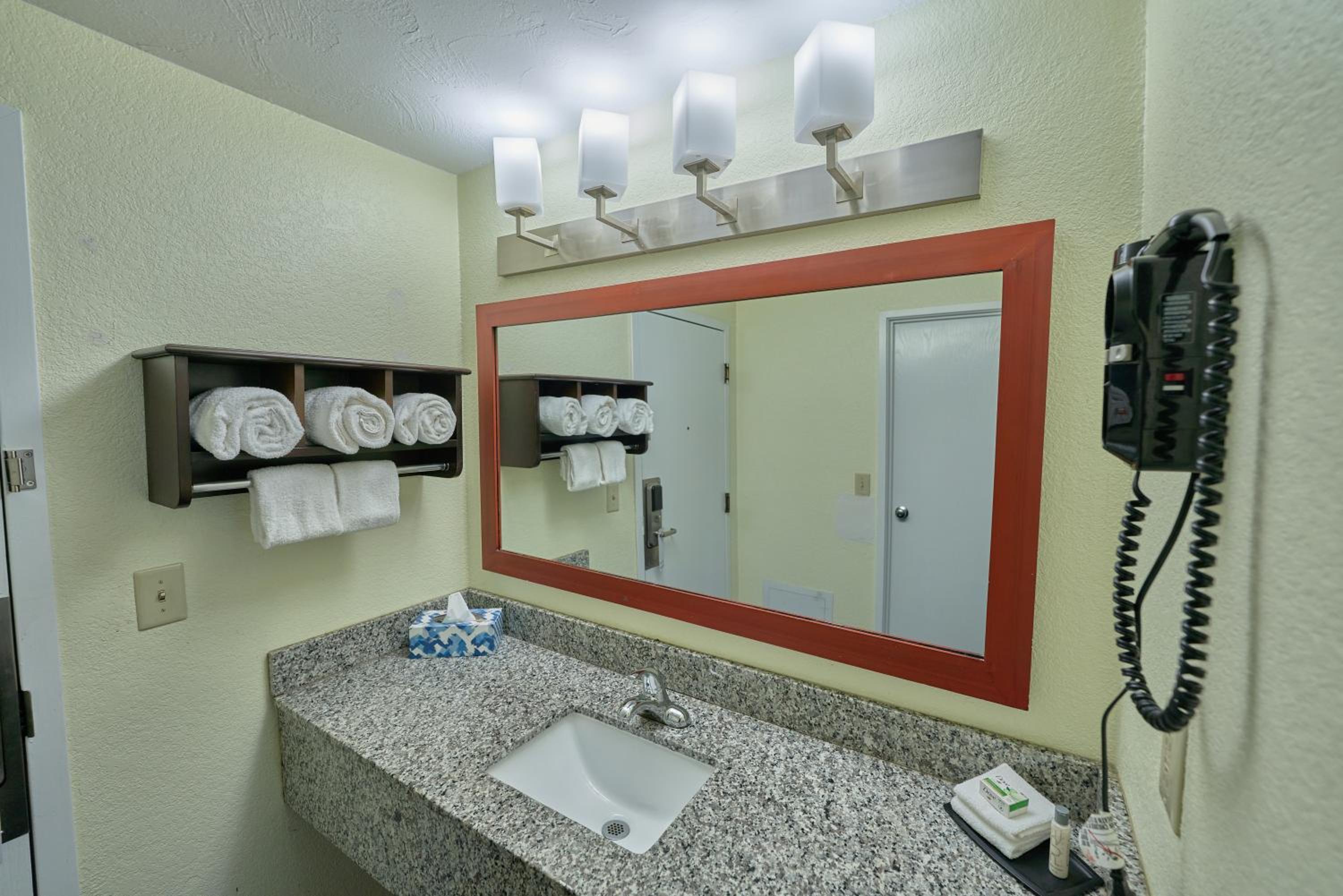 Queen Room with Two Queen Beds Smoke Free - Photo 5