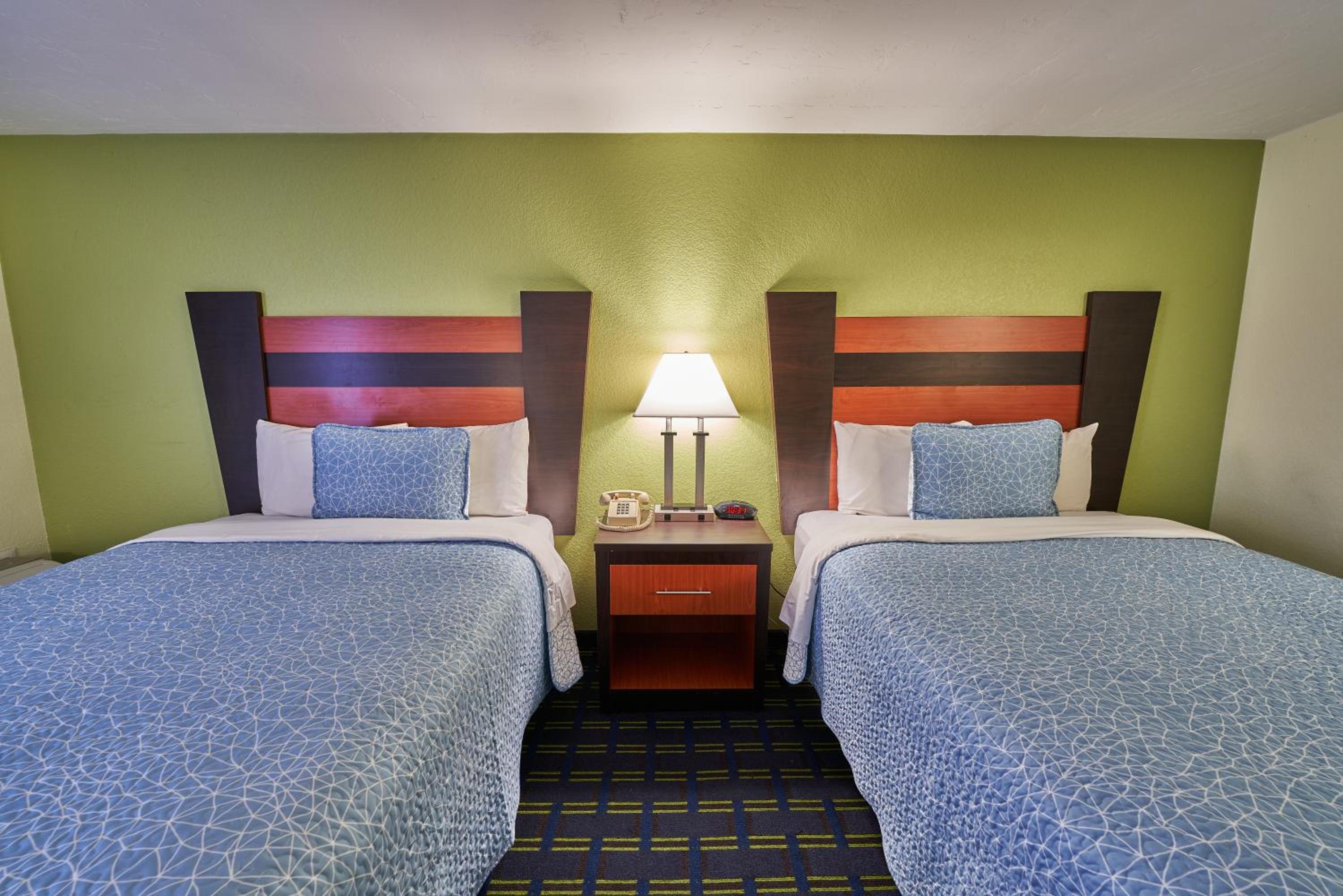 Queen Room with Two Queen Beds Smoke Free - Photo 6