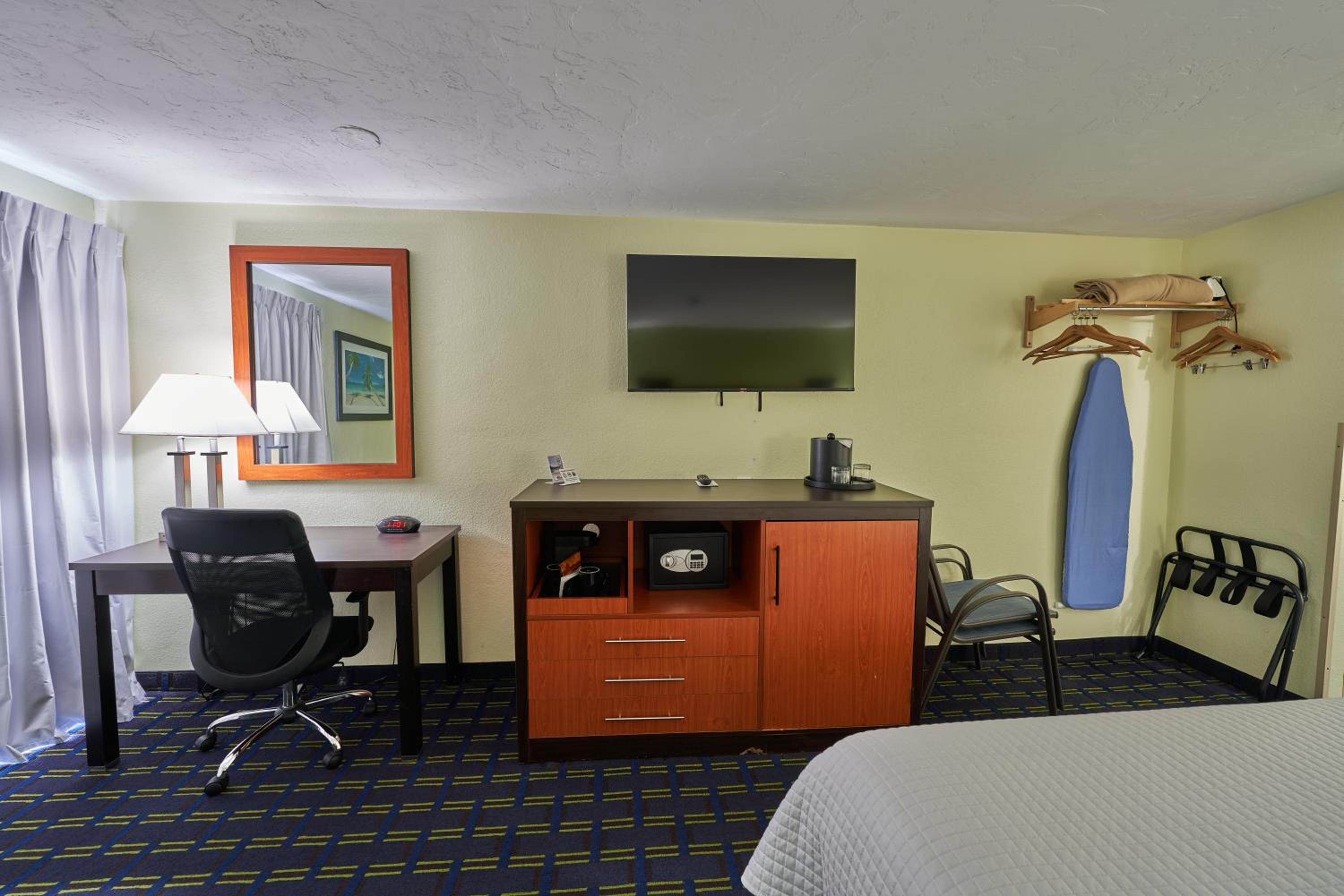  Standard King Room with Sofa Smoke Free - Photo 1
