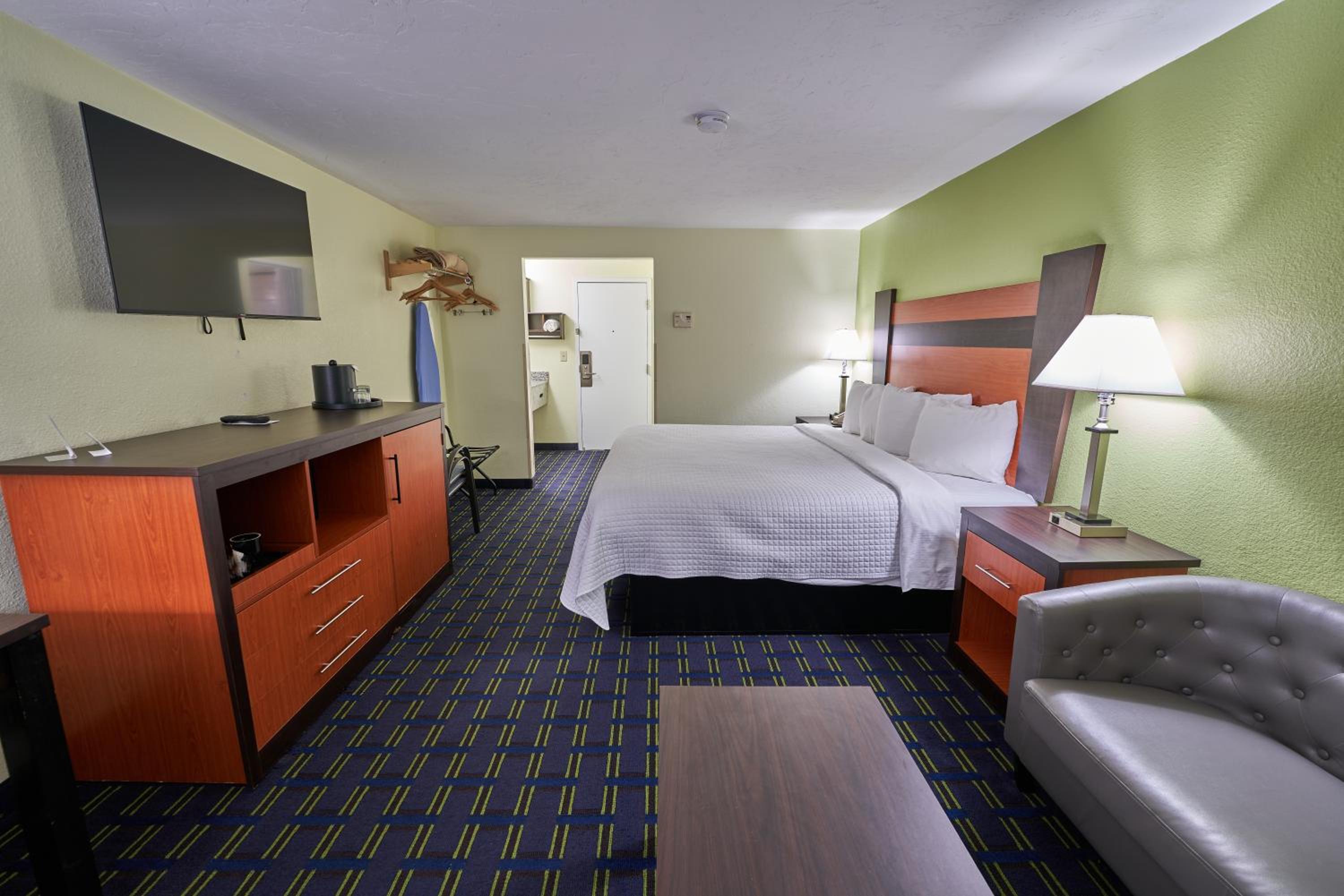 Standard King Room Courtyard/Pool Access Smoke Free - Photo 8