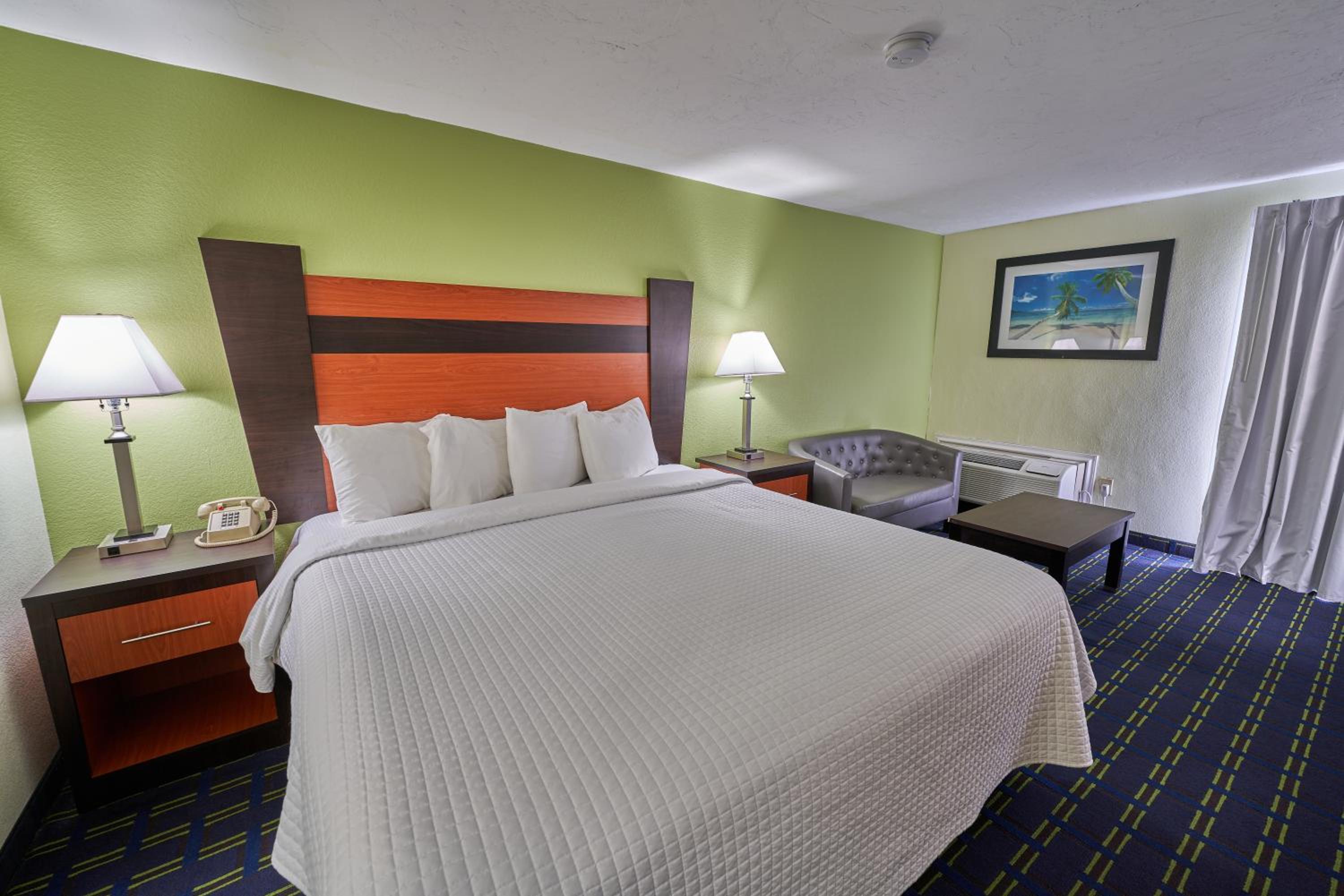 Standard King Room with Sofa Courtyard/Pool Access Smoke Free - Photo 5
