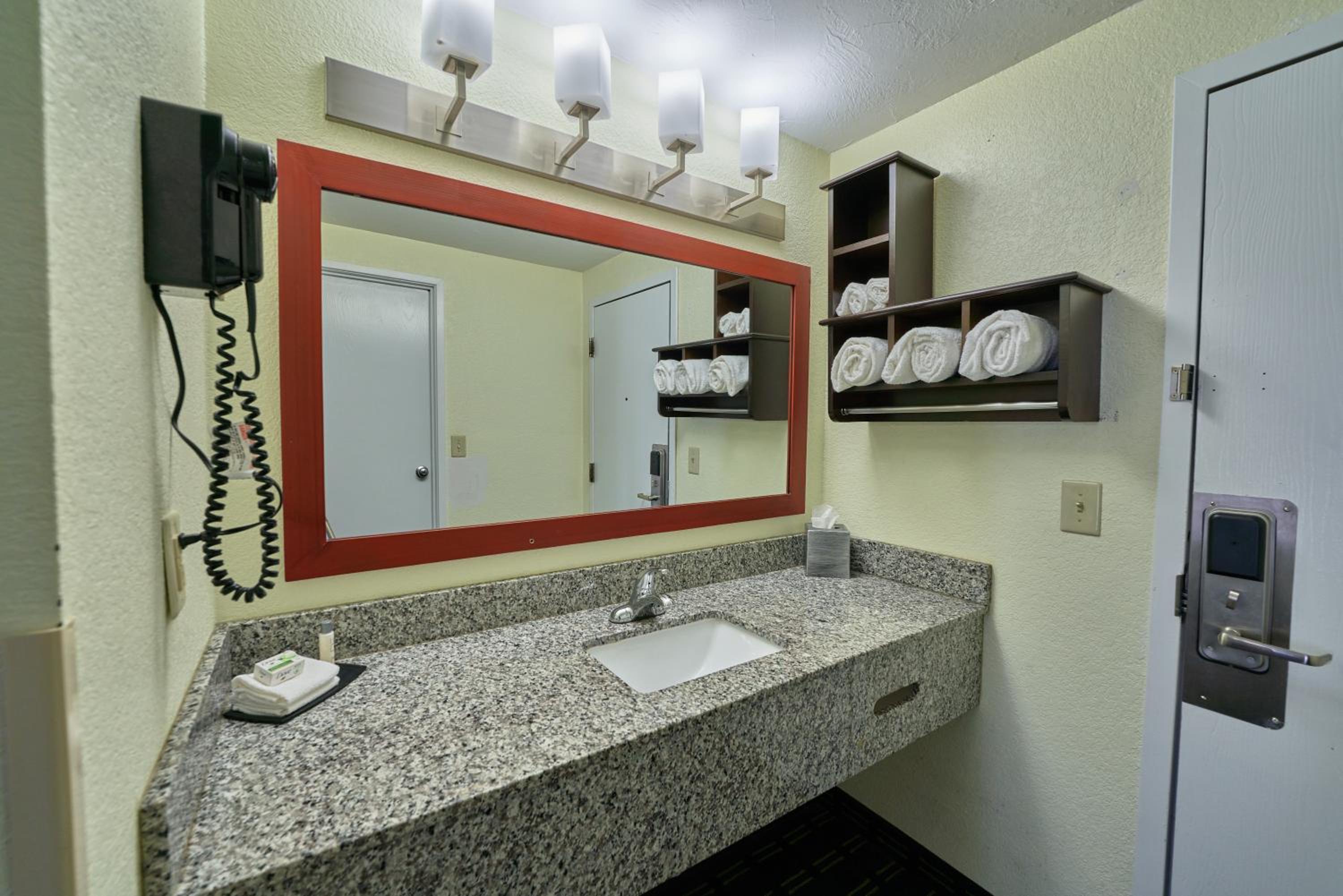Queen Room with Two Queen Beds Smoke Free - Photo 10