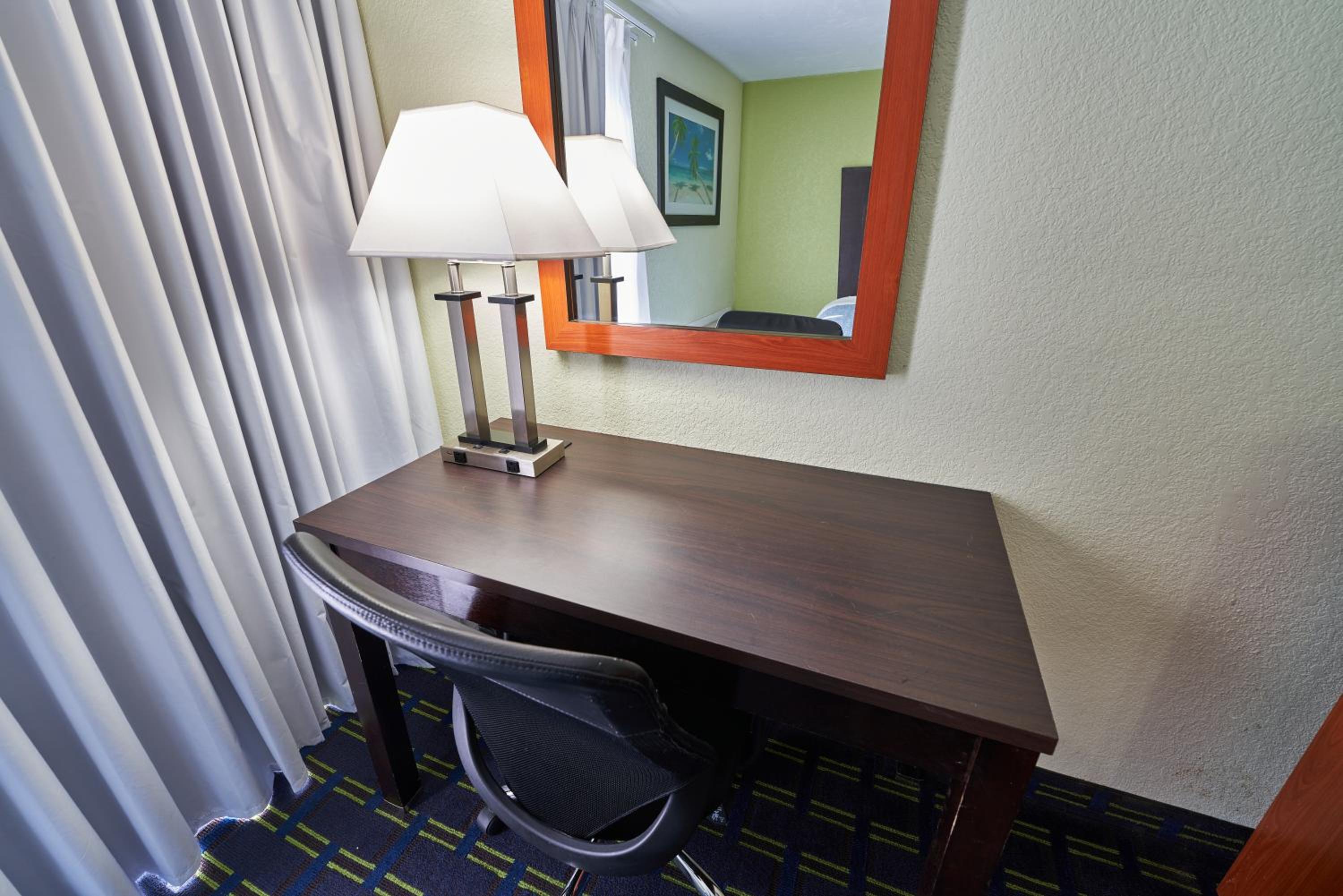 Queen Room with Two Queen Beds Courtyard/Pool Access Smoke Free - Photo 4