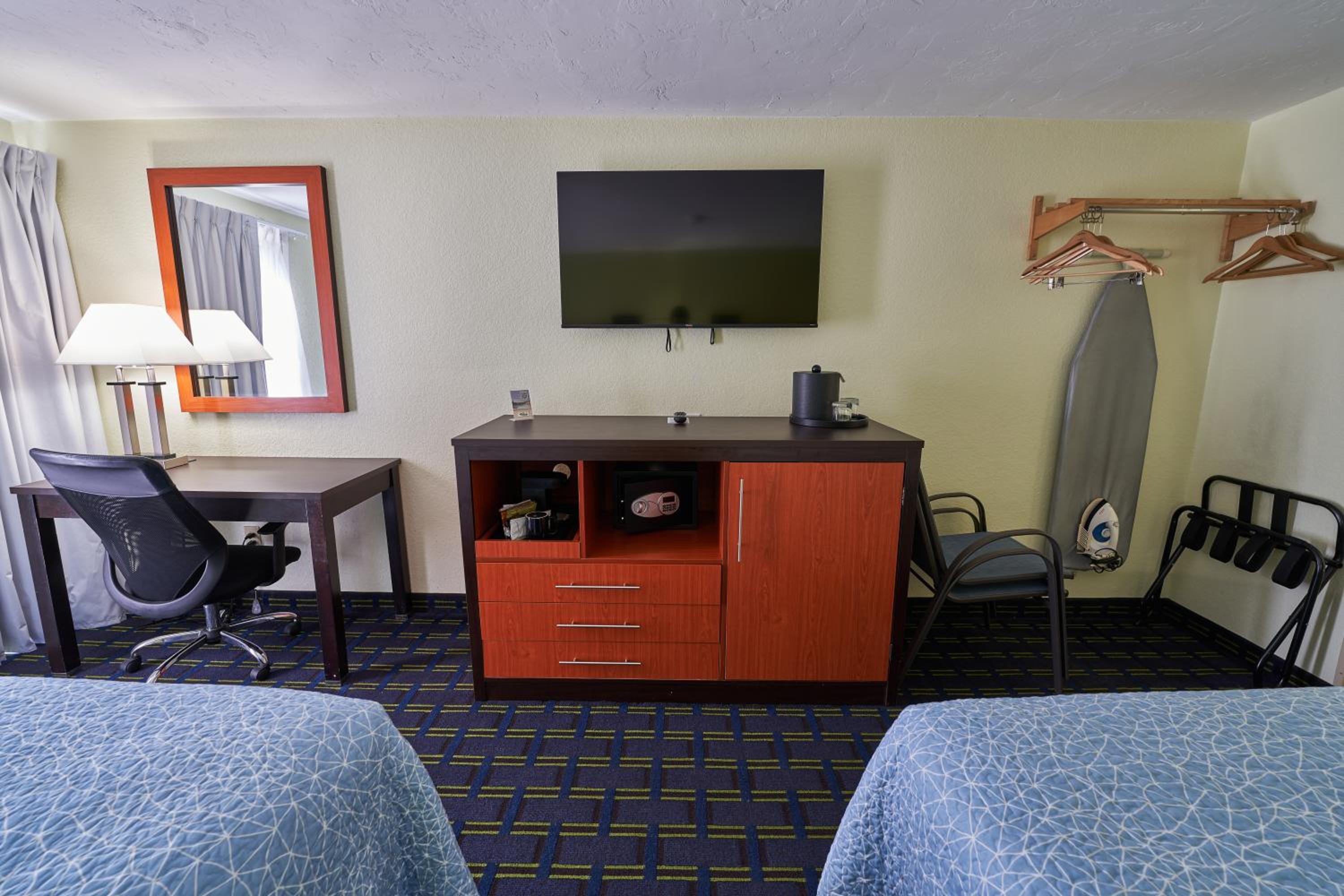 Queen Room with Two Queen Beds Courtyard/Pool View Smoke Free - Photo 10
