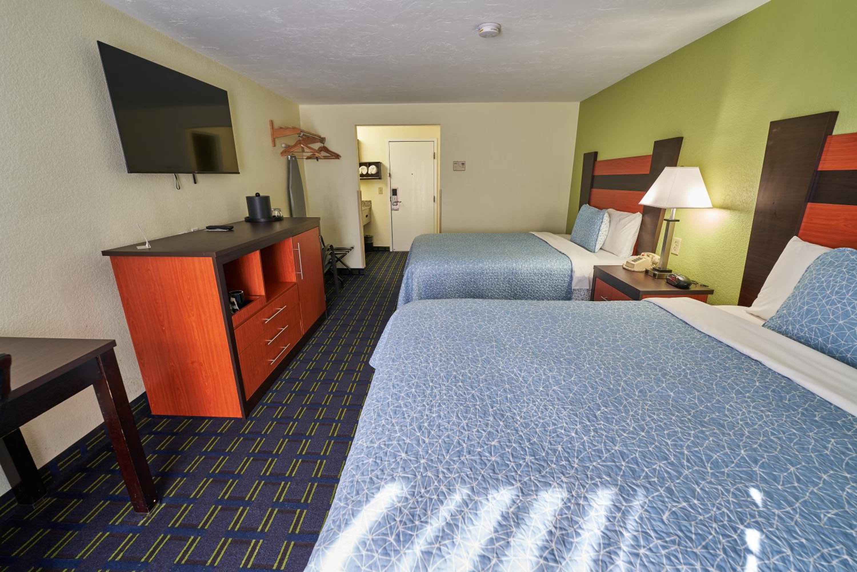 Queen Room with Two Queen Beds Smoke Free - Photo 7