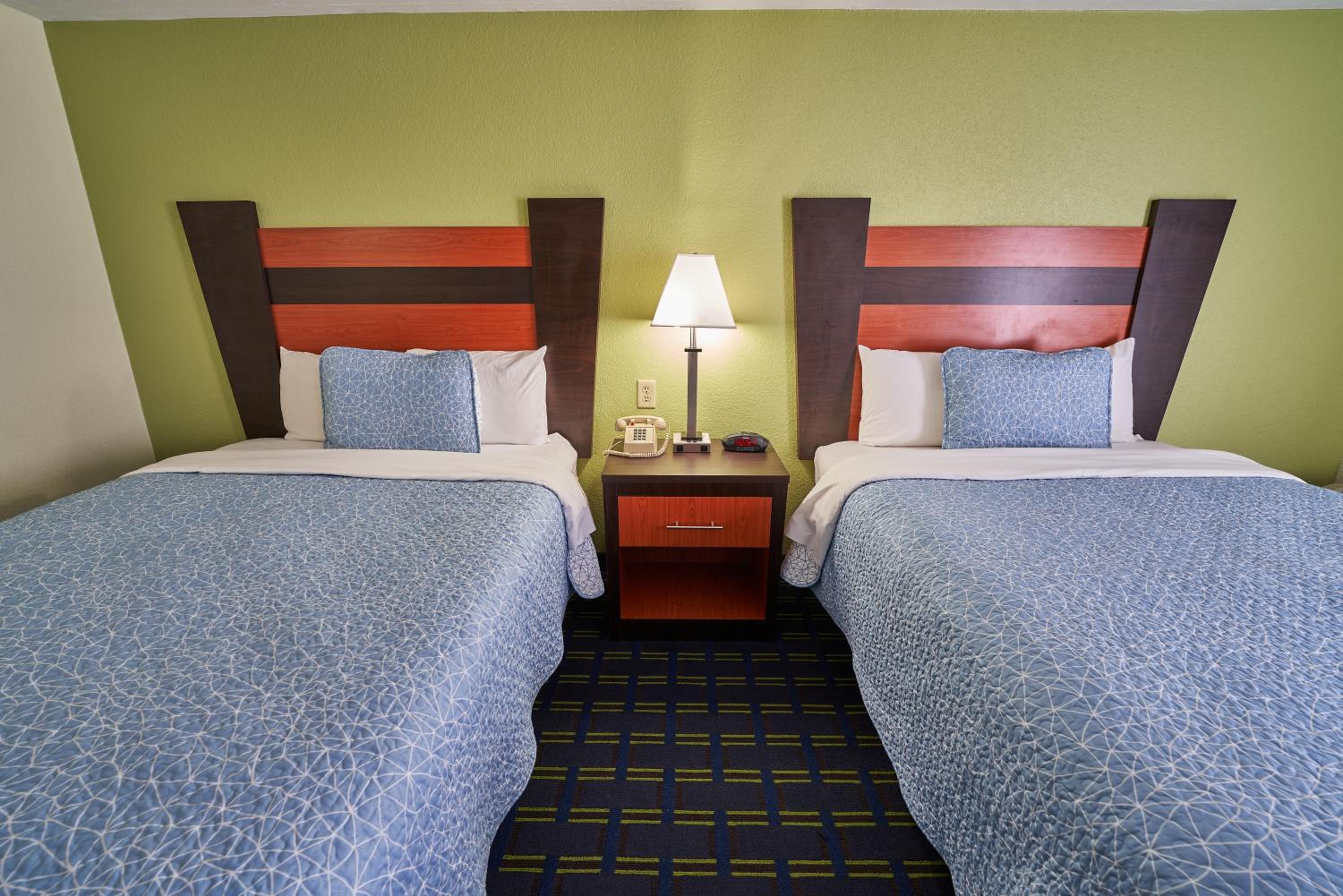 Queen Room with Two Queen Beds Smoke Free - Photo 9