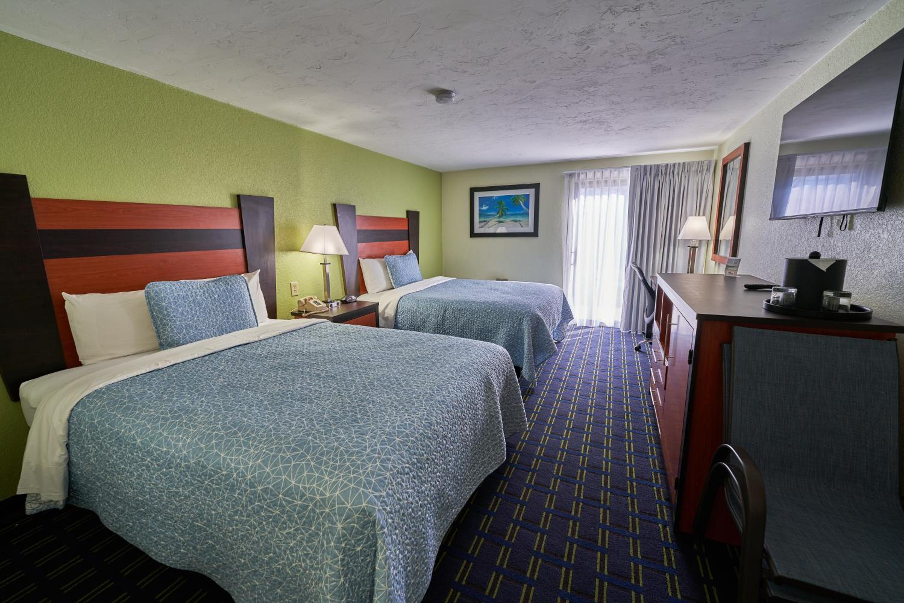 Queen Room with Two Queen Beds Smoke Free - Photo 8