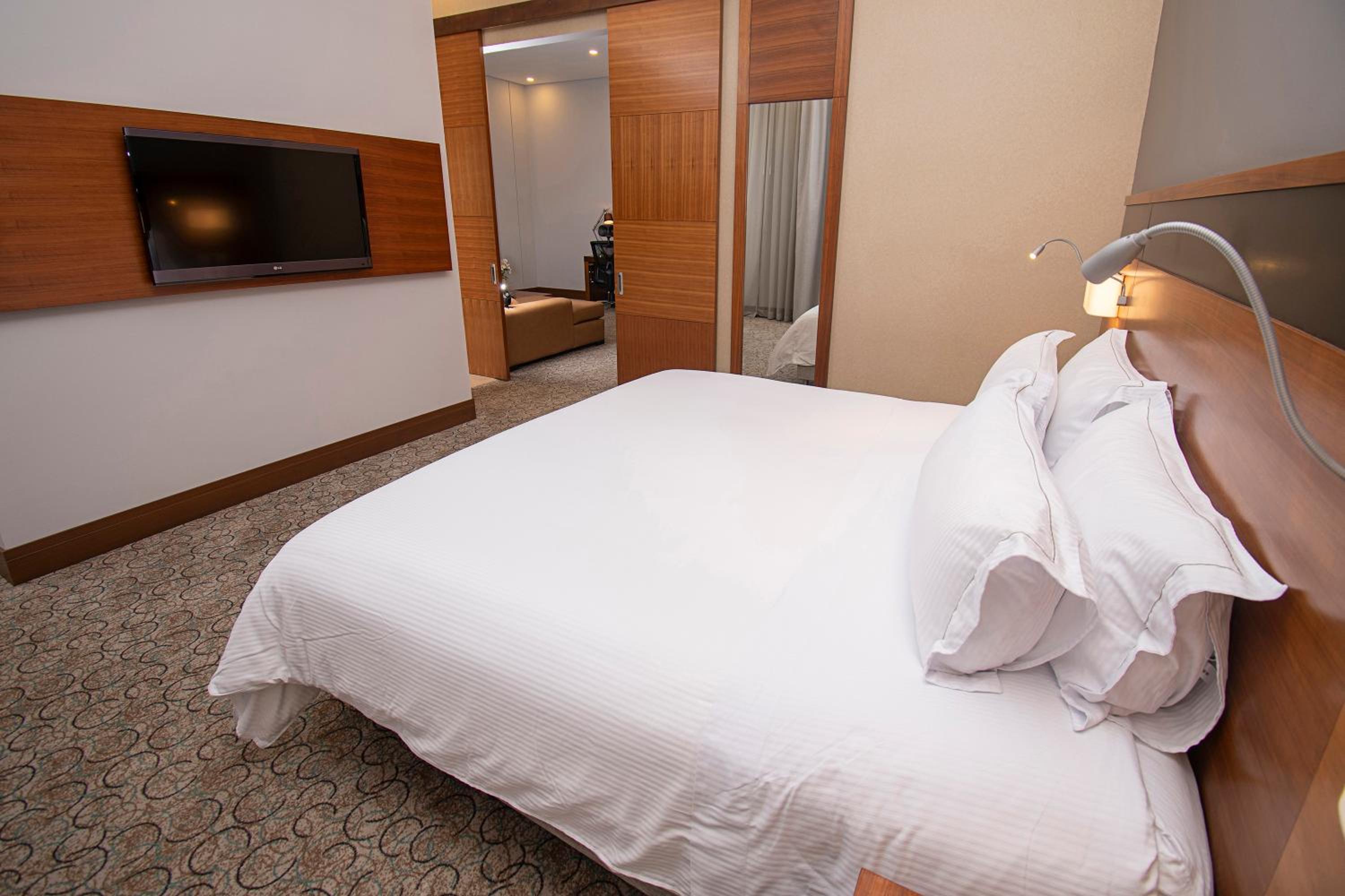 Executive King Suite - Photo 2
