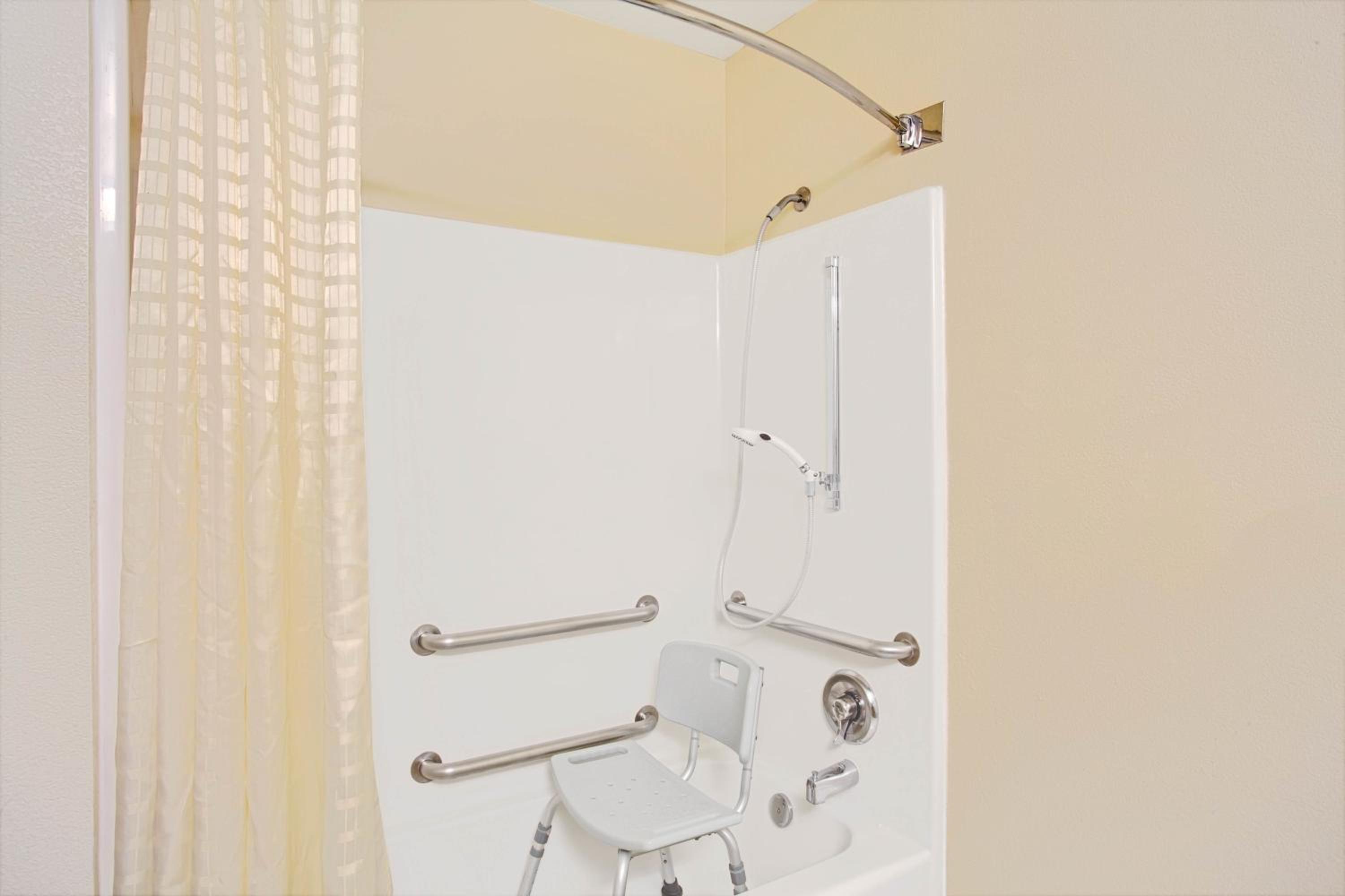 Queen Room - Disability Access - Non-Smoking photo 2