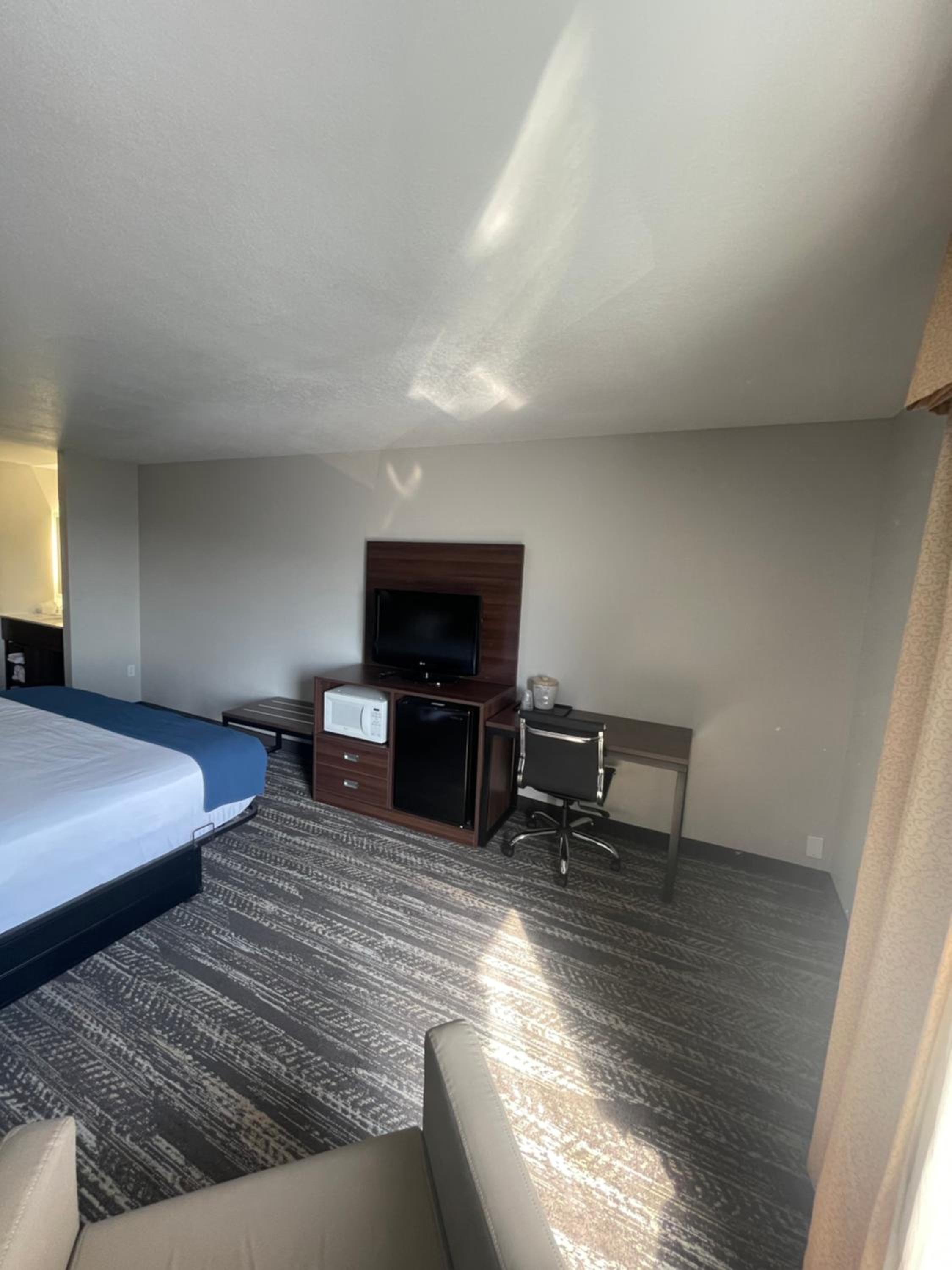 King Suite - Non Smoking - Photo 3