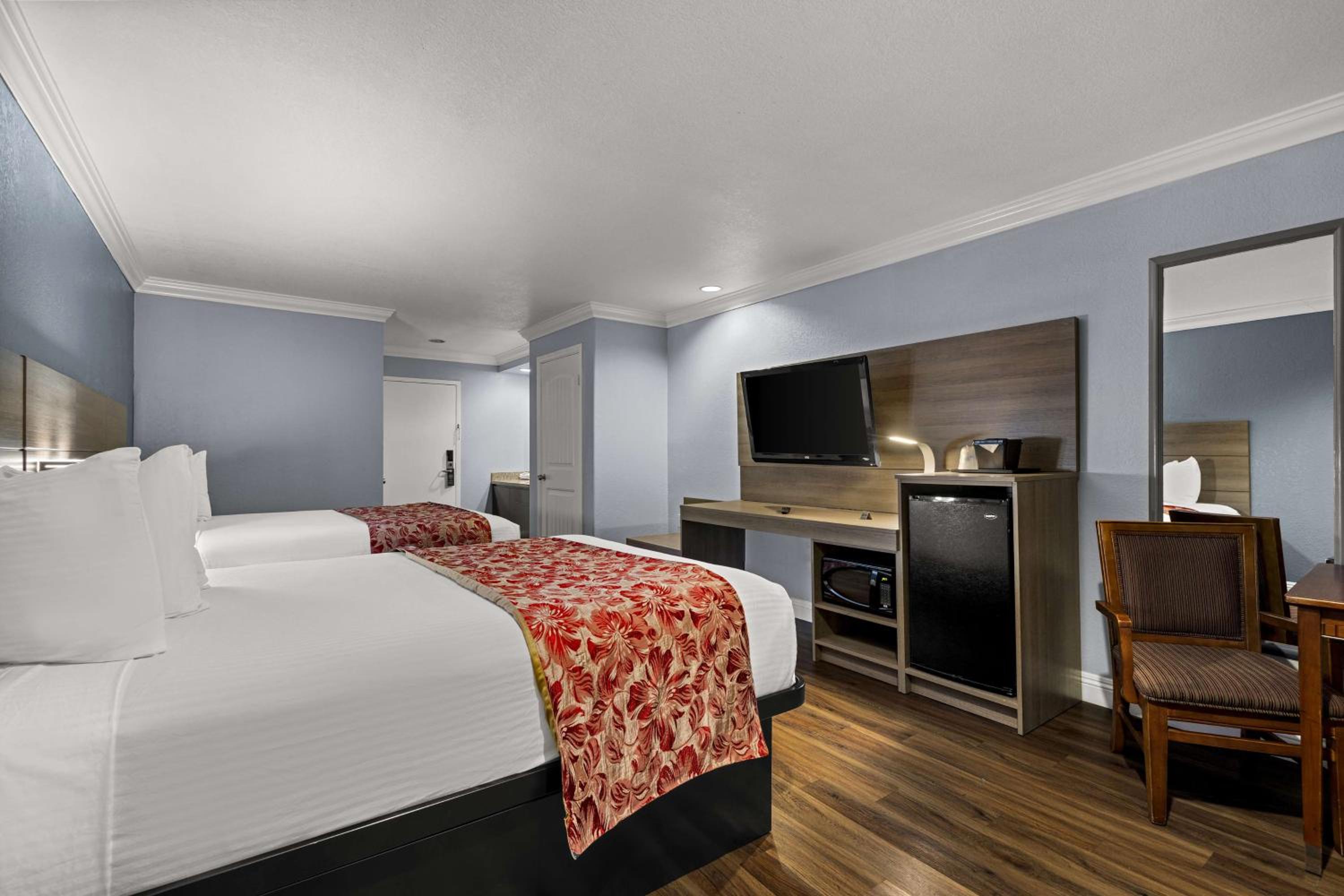 Double Room with Two Double Beds - Non-Smoking - Photo 4