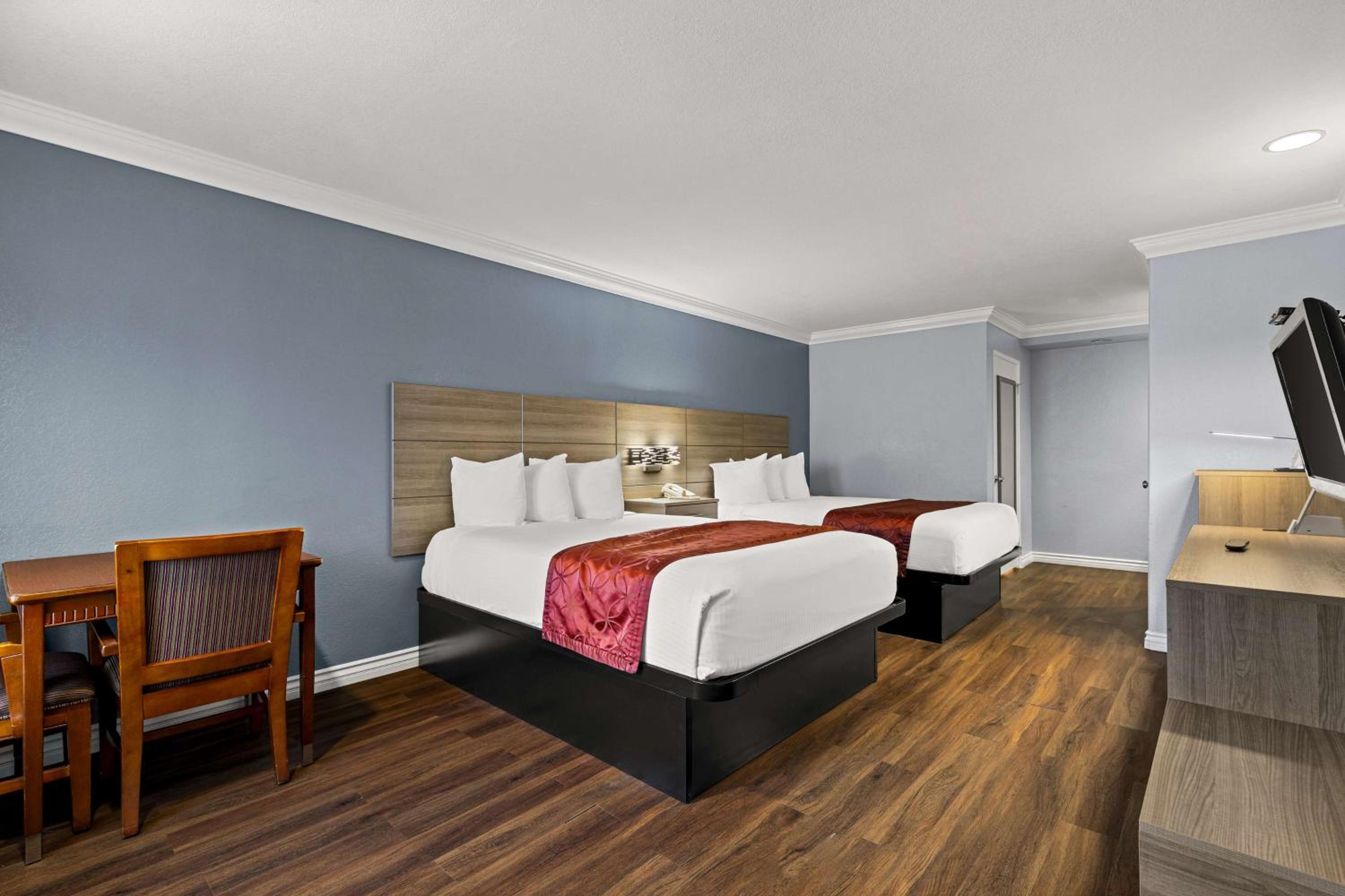 Double Room with Two Double Beds - Non-Smoking - Photo 2
