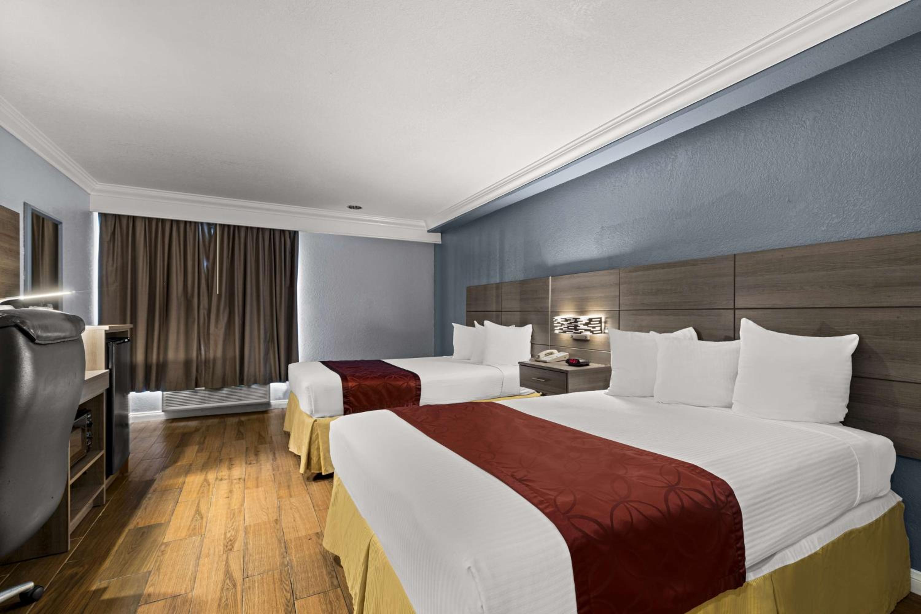 Double Room with Two Double Beds and Balcony - Non-Smoking - Photo 4