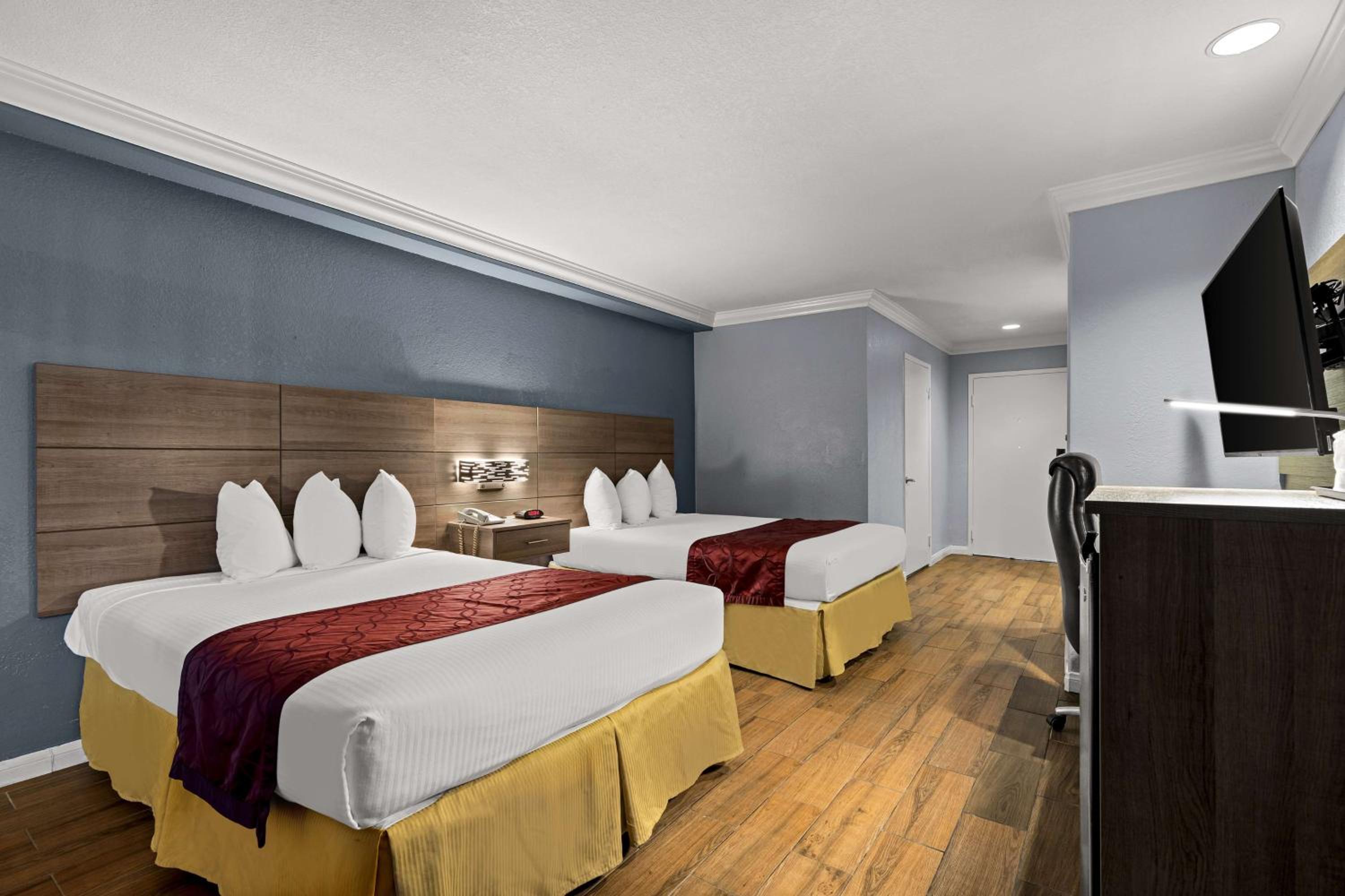 Double Room with Two Double Beds and Balcony - Non-Smoking - Photo 2