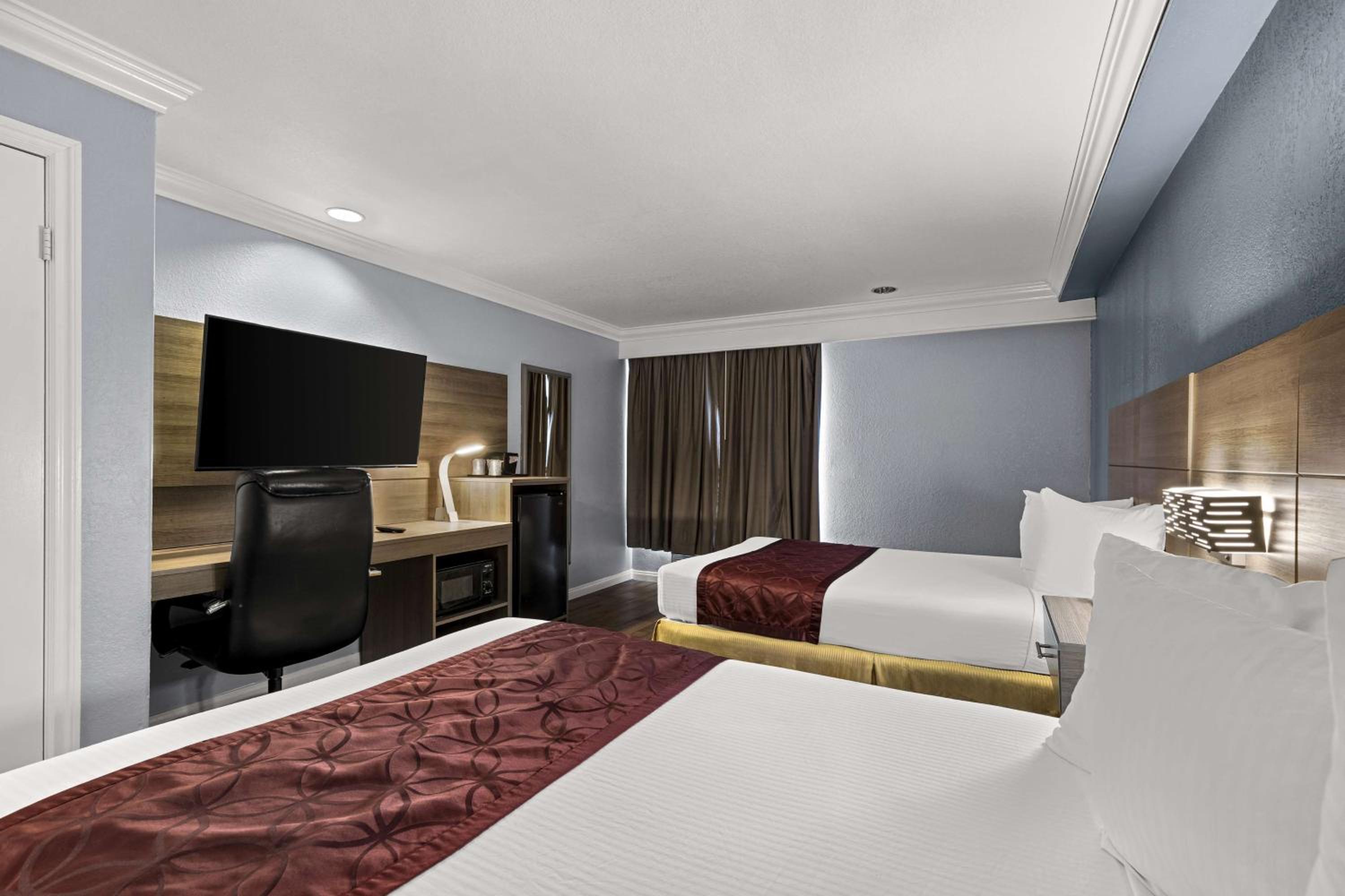 Suite with Two Double Beds and Balcony - Non-Smoking - Photo 5