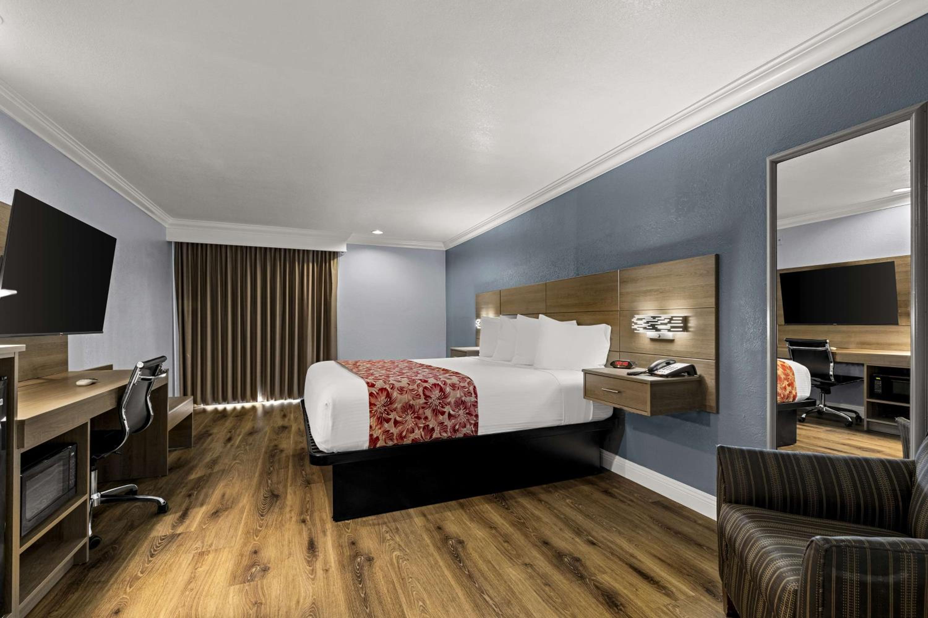 King Room with Roll-In Shower - Mobility Access - Photo 1