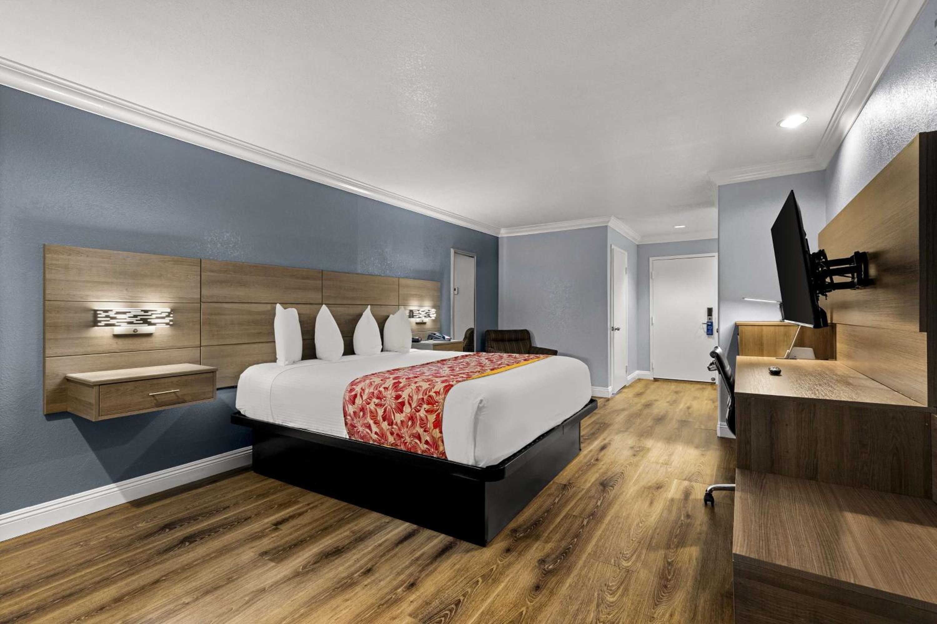 King Room with Roll-In Shower - Mobility Access - Photo 3