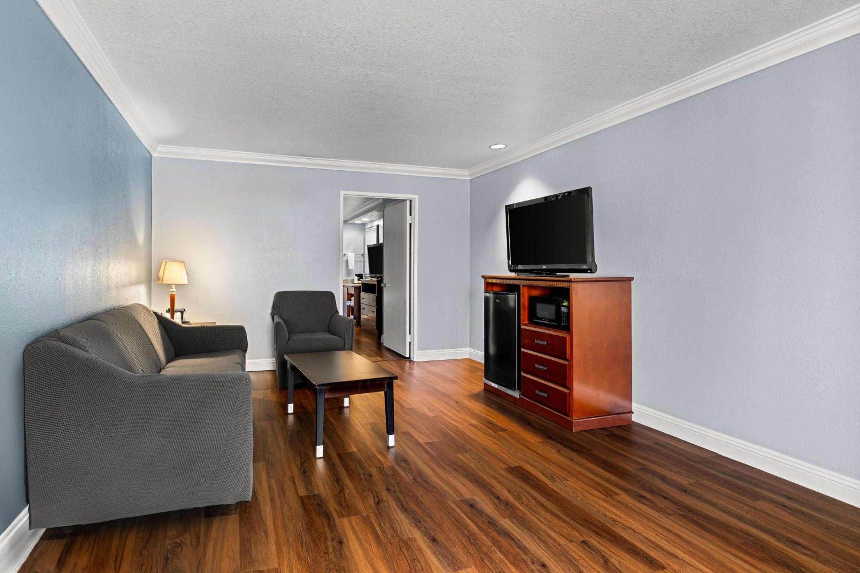Suite with Two Double Beds and Balcony - Non-Smoking - Photo 4