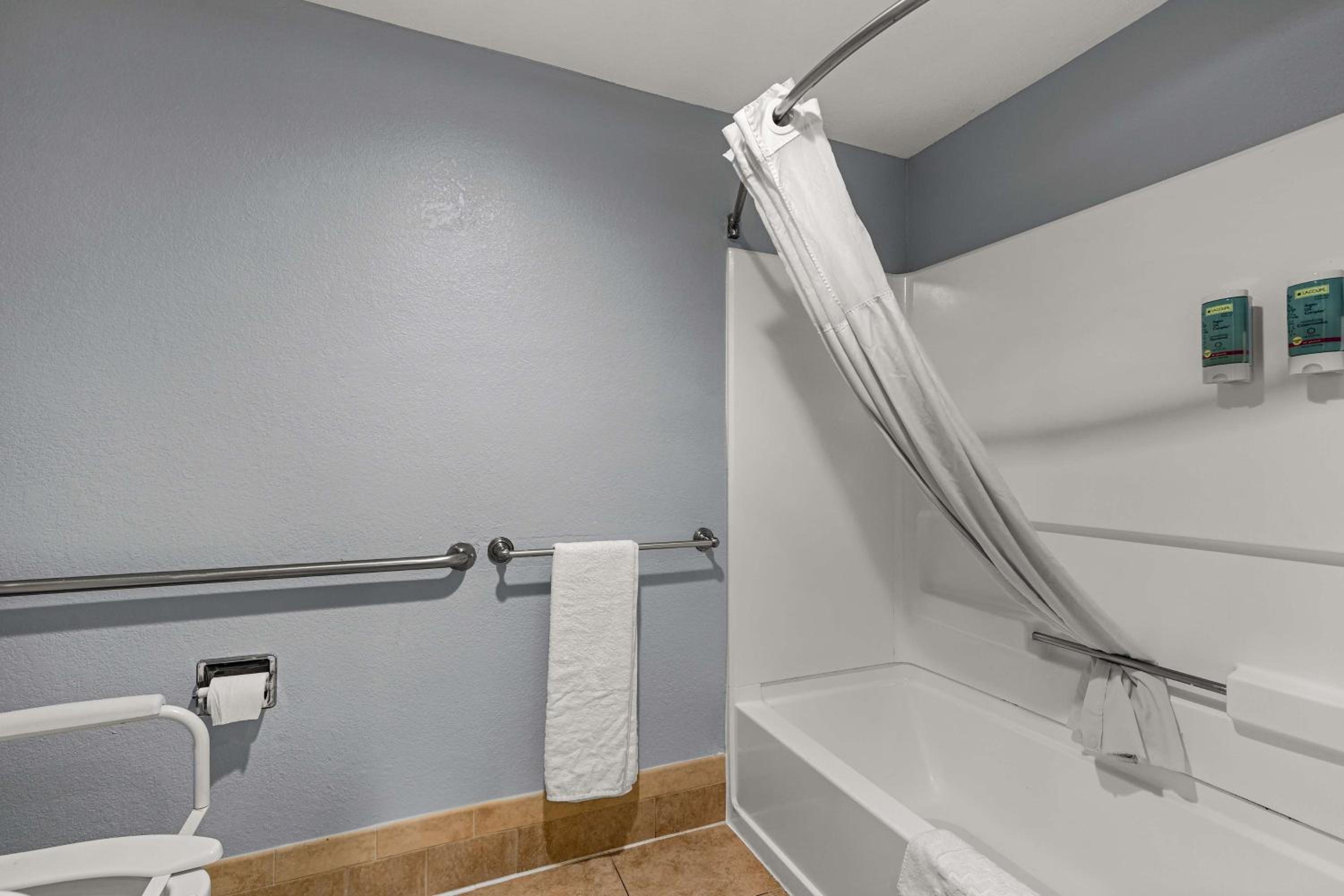 Double Room with Two Double Beds - Non-Smoking - Photo 3