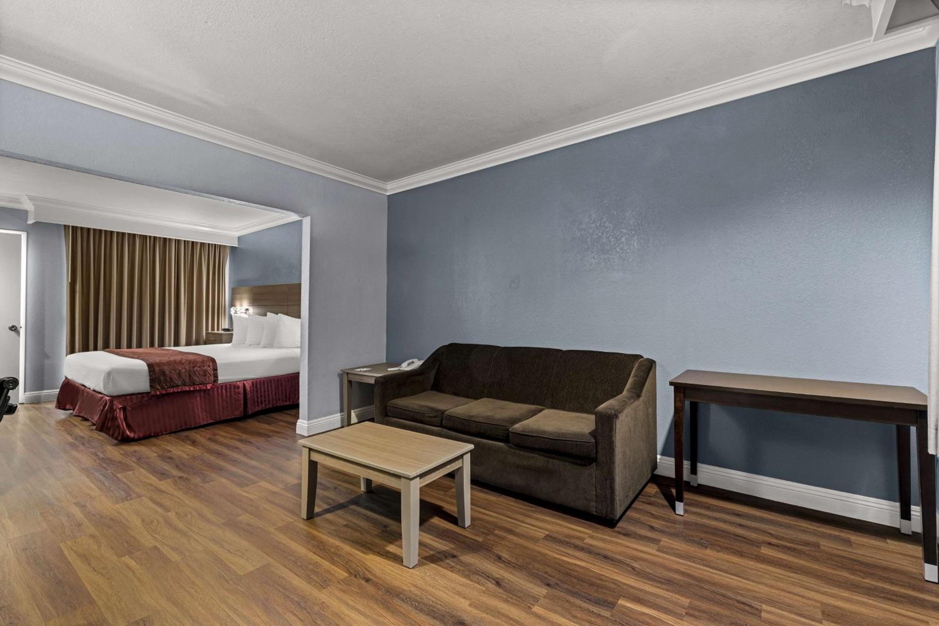 King Suite with Balcony - Non-Smoking - Photo 3